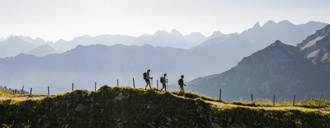 Von der 1967 Meter hohen Fellhornbahn führt eine Gratwanderung entlang der Grenze. Foto: Frithjof Kjer