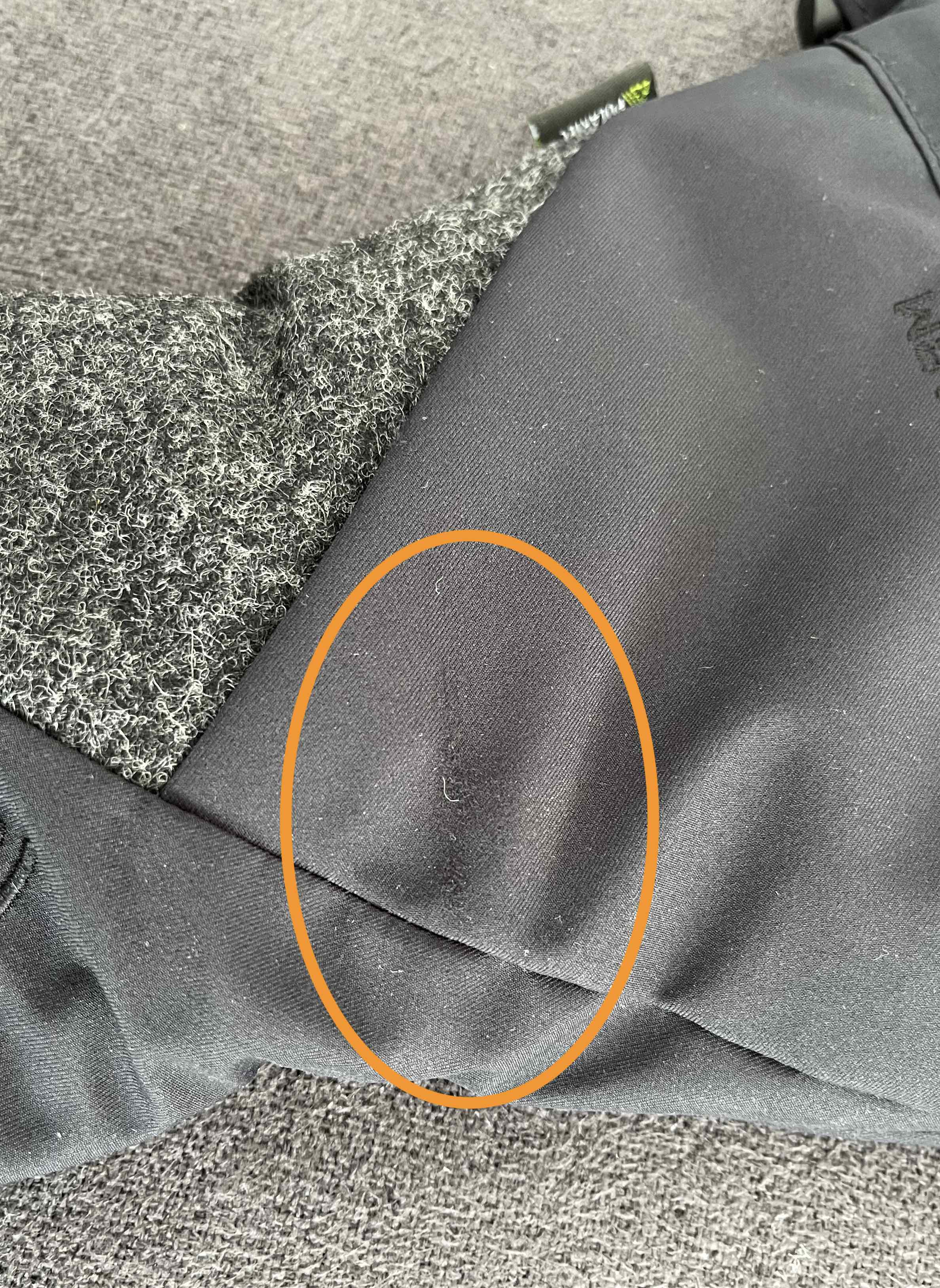 Abnutzung an Aussenseite durch Stockschlaufe