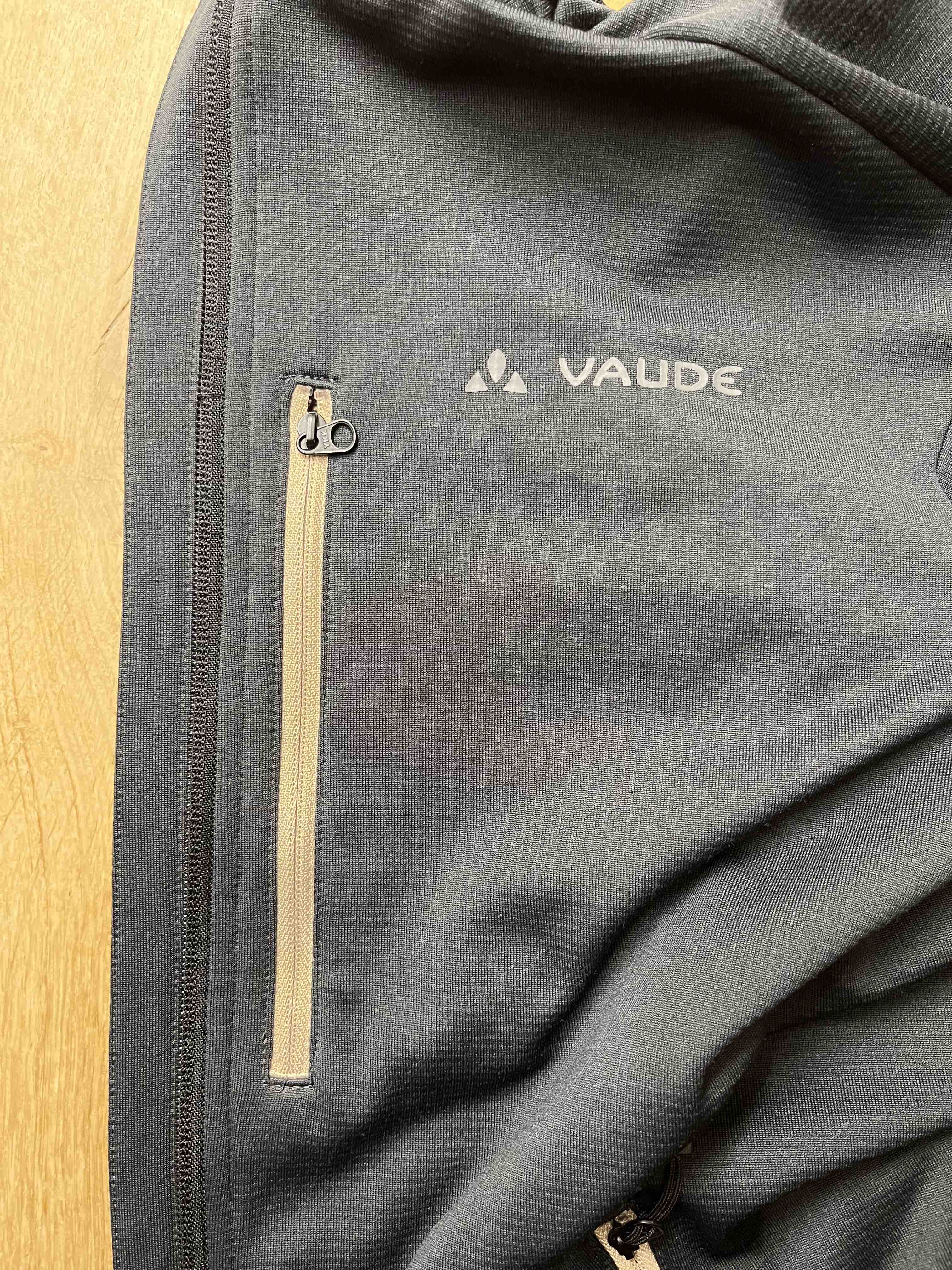 Außenseite des Stoffs mit Brusttasche