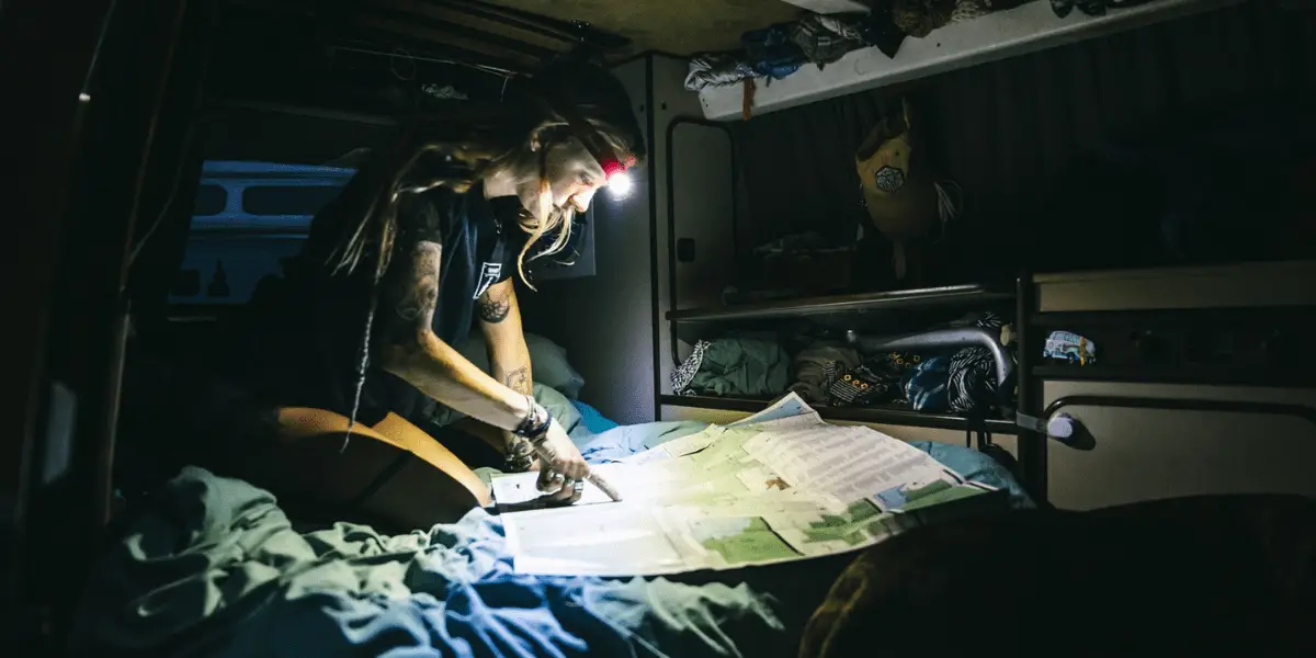 03_Eine gute Stirnlampe verfügt meist über mehrere Leuchtmodi - denn beim Campen brauchst du einen anderen Lichtkegel als beim Biken_BioLite_min