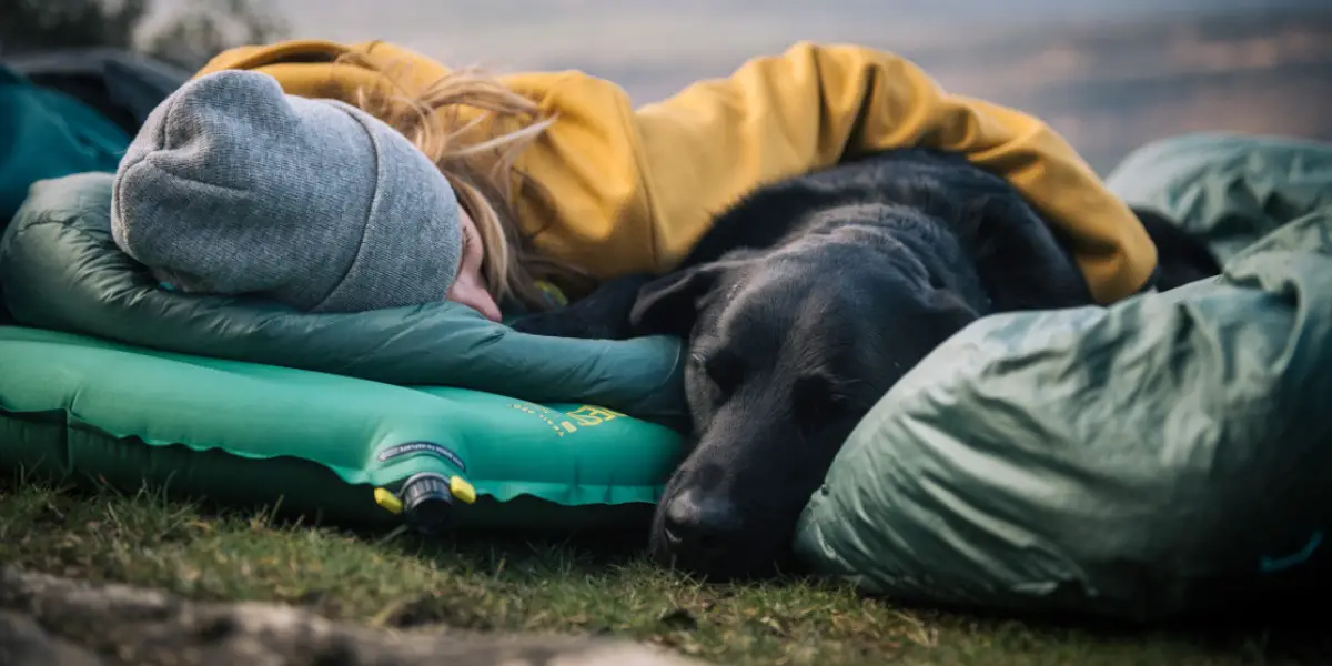 09_Kombiniere Schlafsack und Isomatte und Hund zu einem effizienten Schlafsystem_Lisa Paarvio_Therm-a-Rest