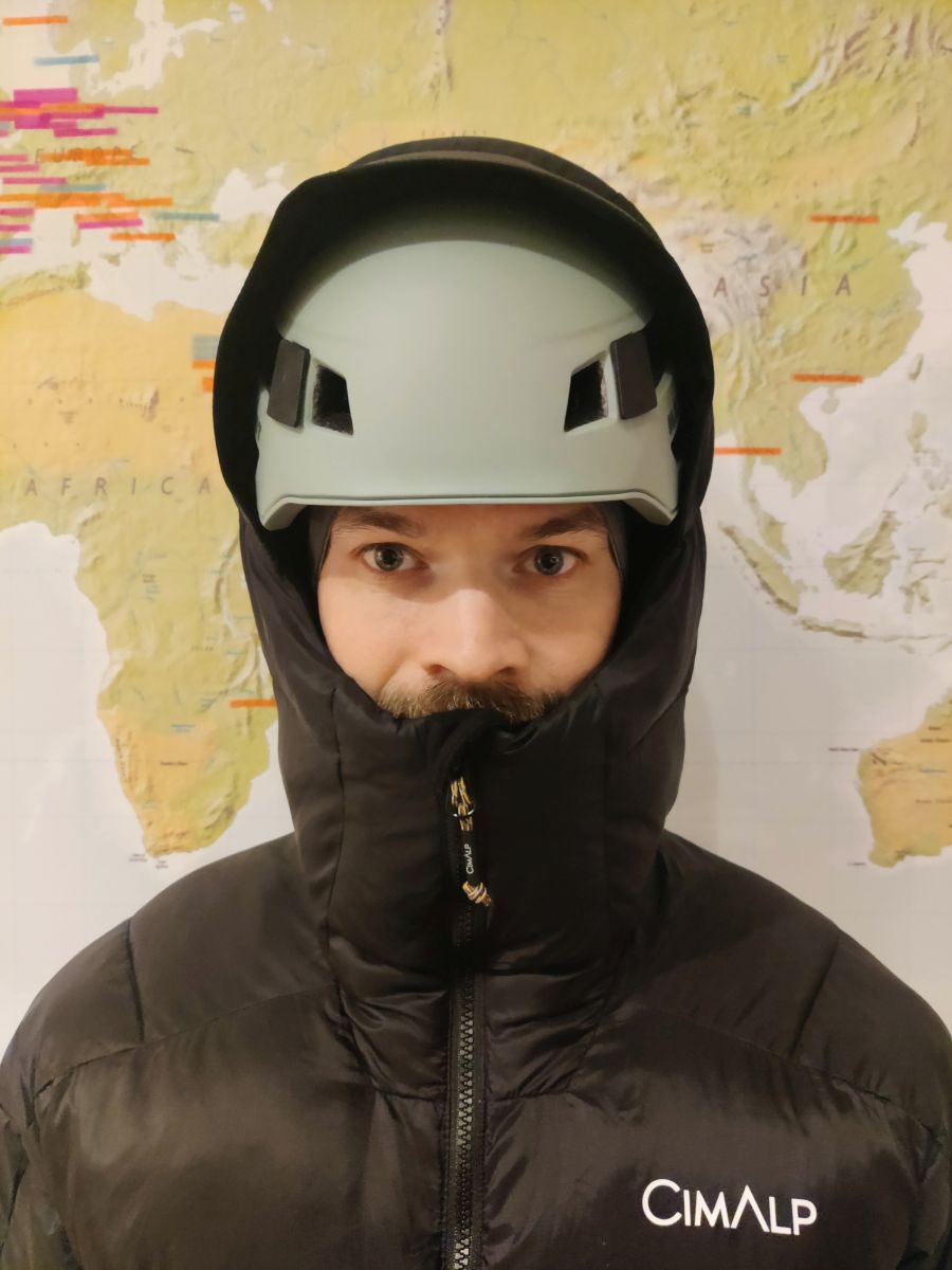 Helm inkl. Kapuze vorne