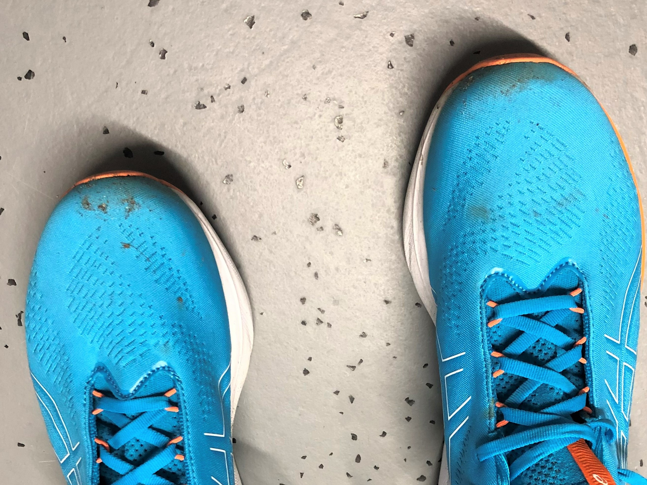 Schmutzige Schuhe gehören bei dem Material dazu