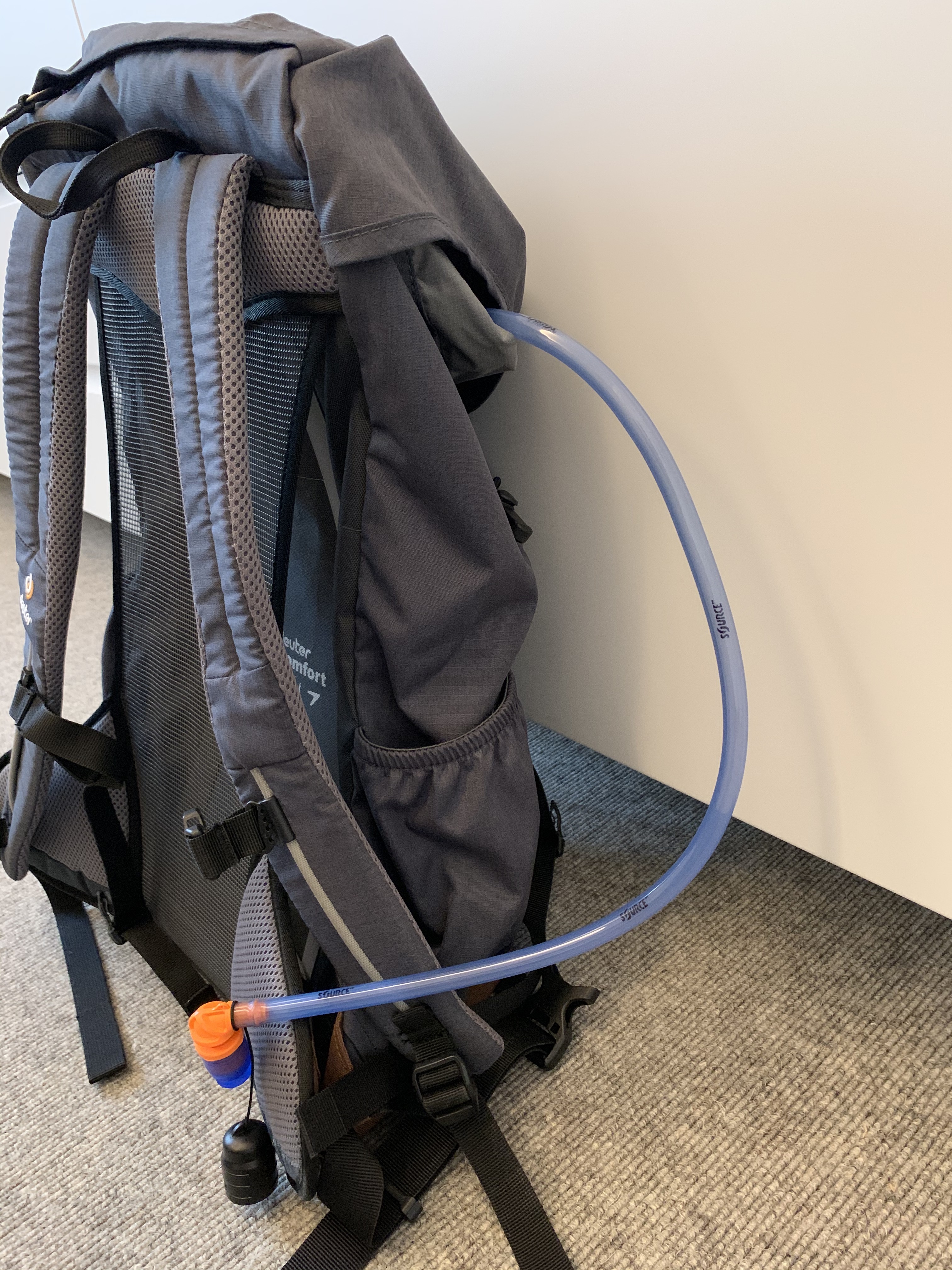 Schlauch aus dem Rucksack geführt