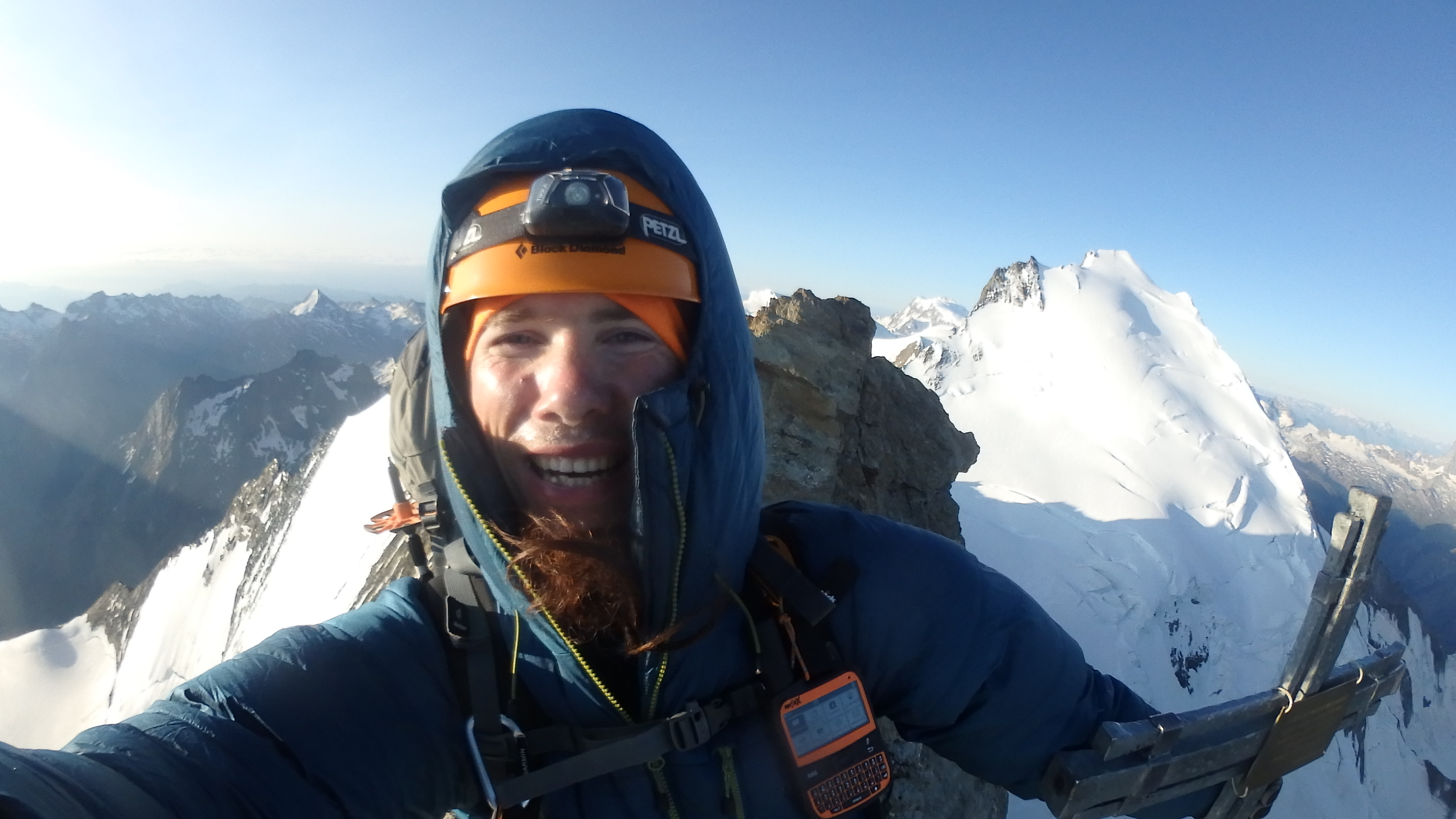 auf dem Nadelhorn mit dem Dom im Hintergrund