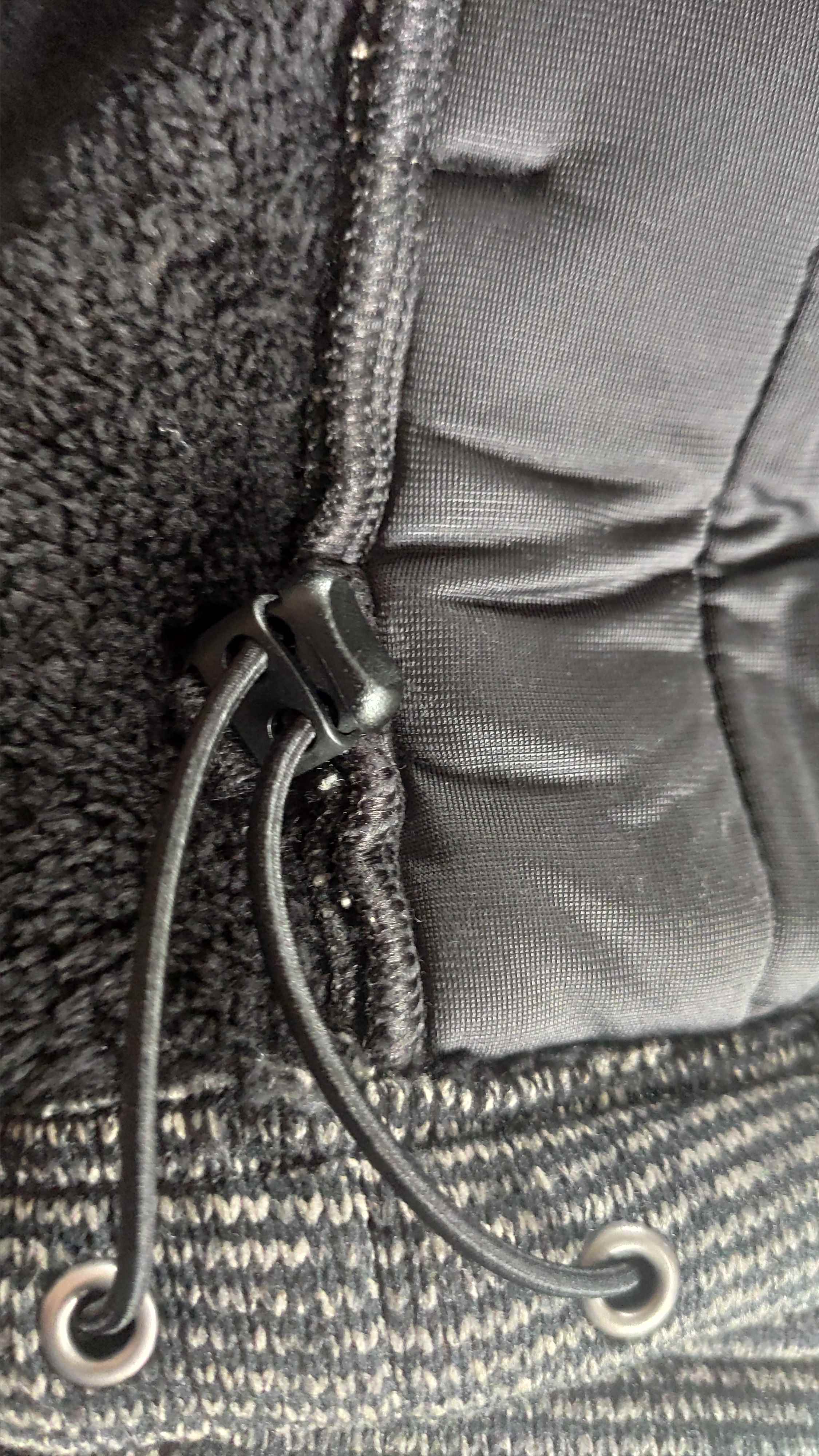 EIne von zwei Möglichkeiten, die Fleecejacke im Hüftbereit enger zu ziehen.