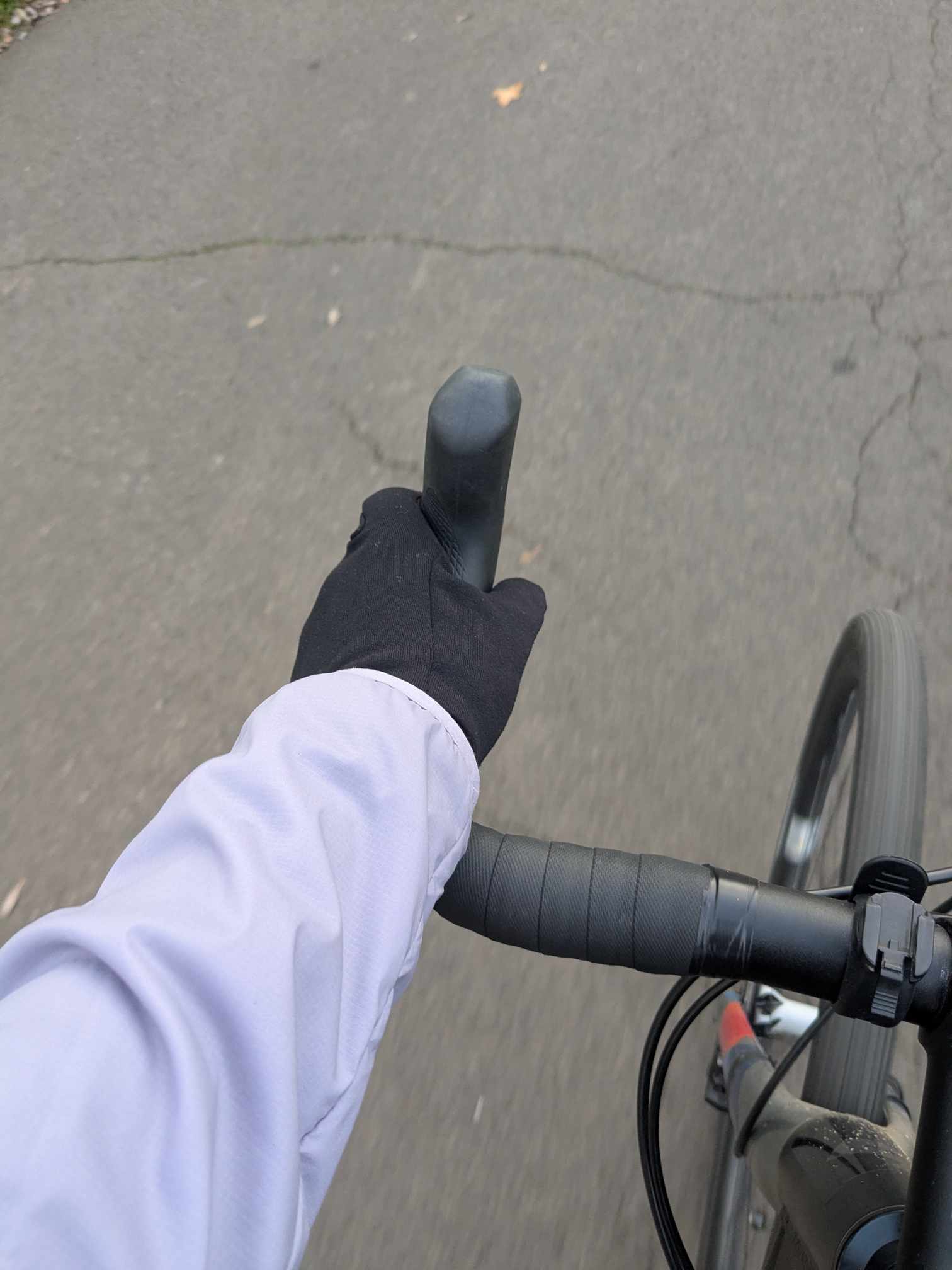 Man sieht die Ärmel auf dem Rad 