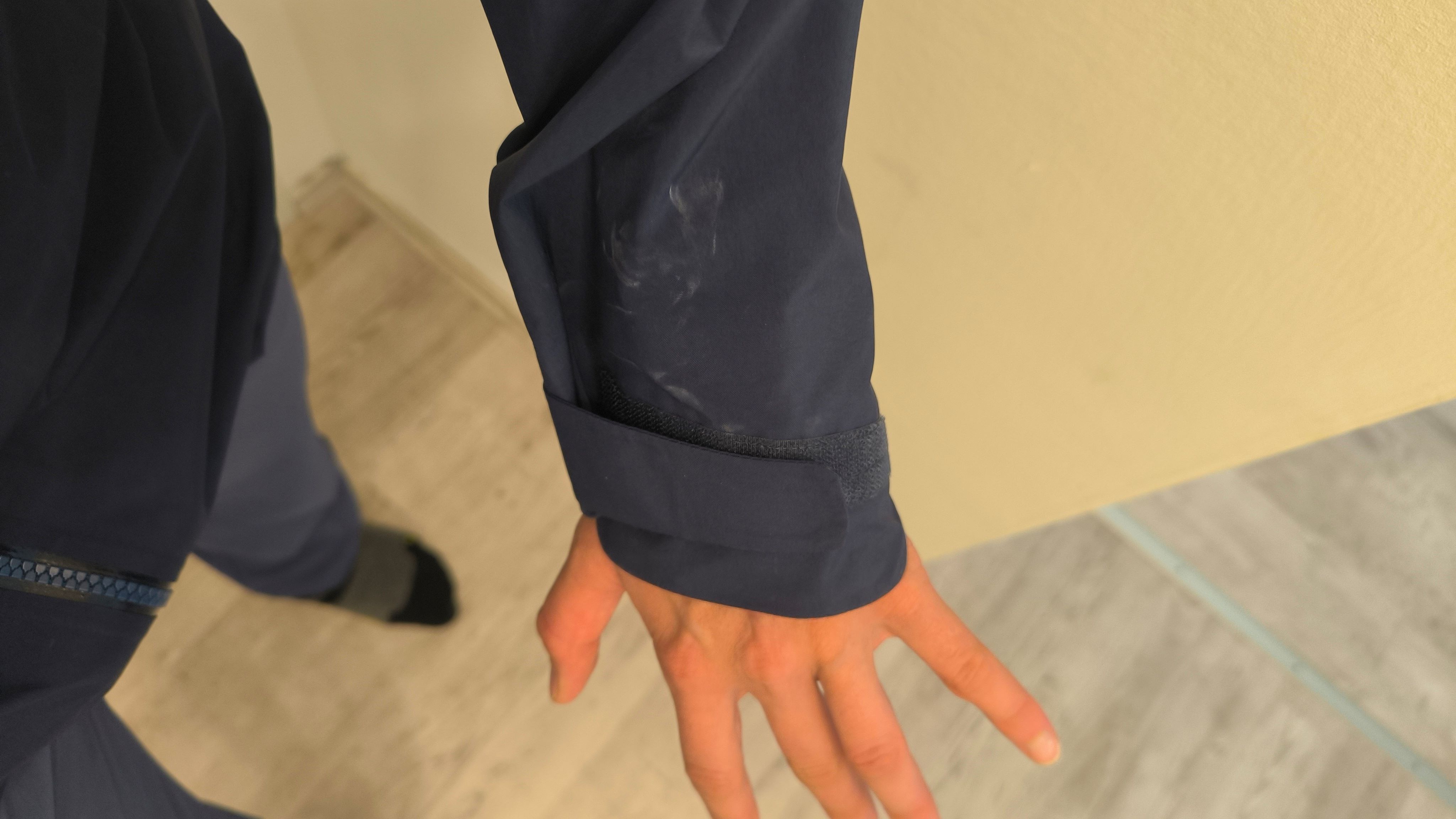Klettverschluss im Handbereich zur Größenanpassung