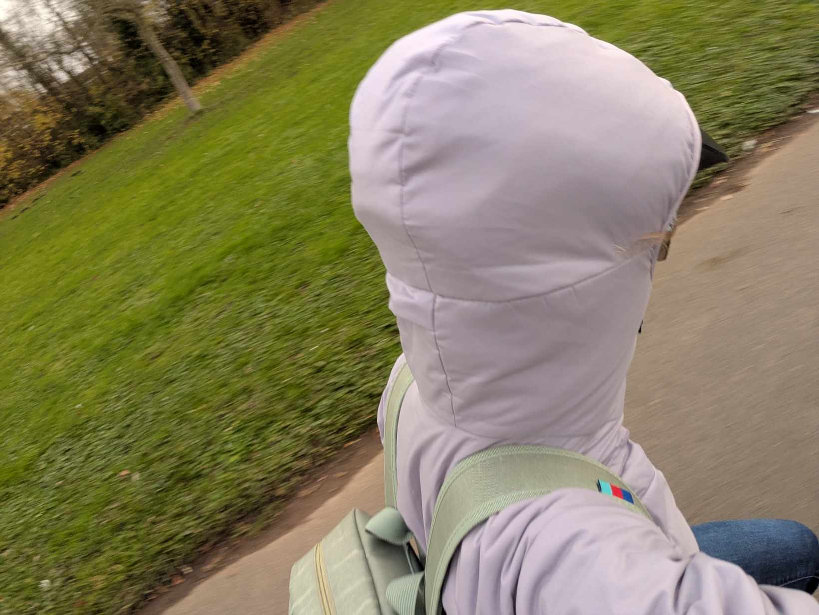 Man sieht die Kapuze überm Helm 