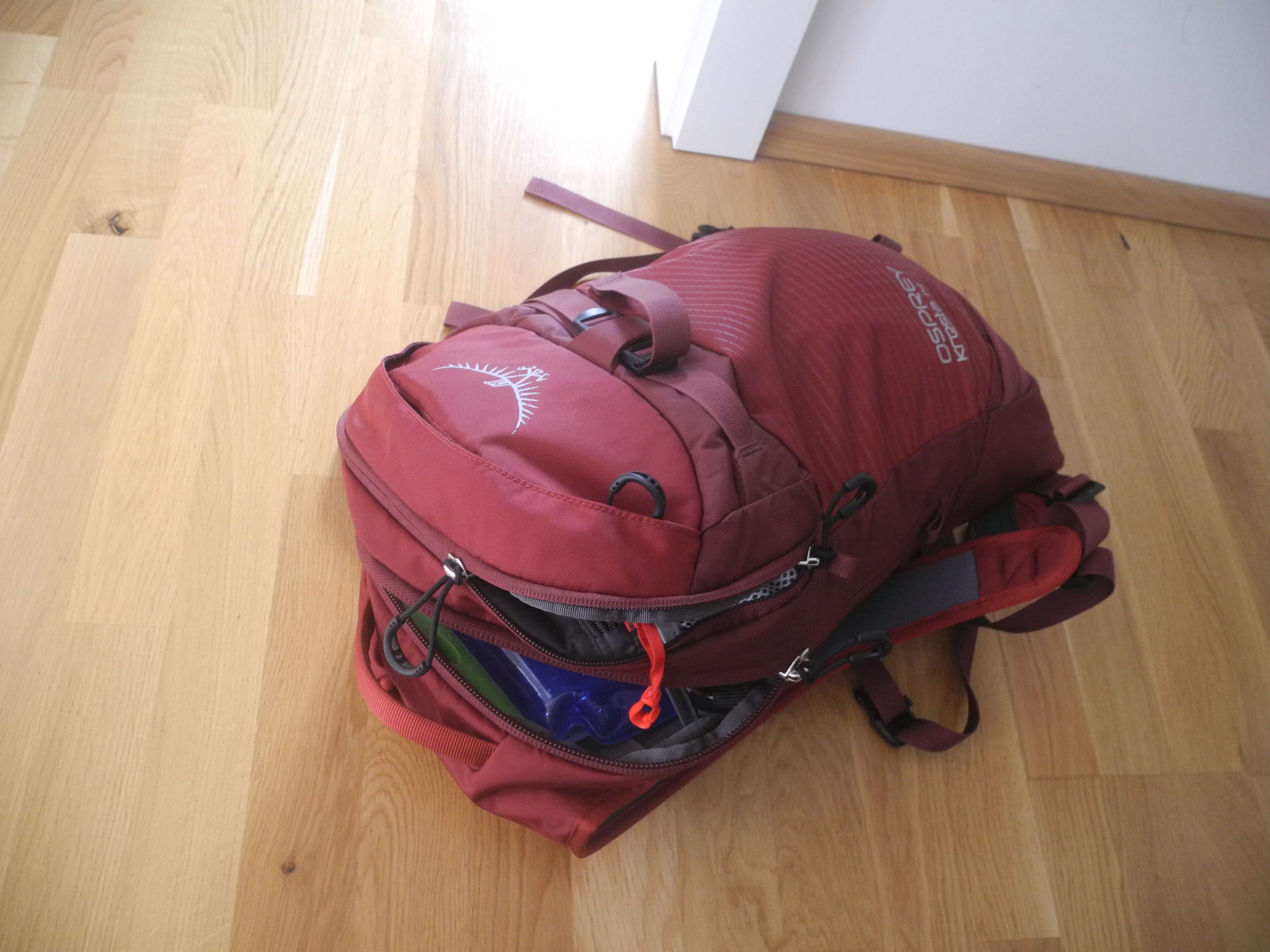 Schaufelstiel und Sonde spannen den Rucksack etwas in die Länge