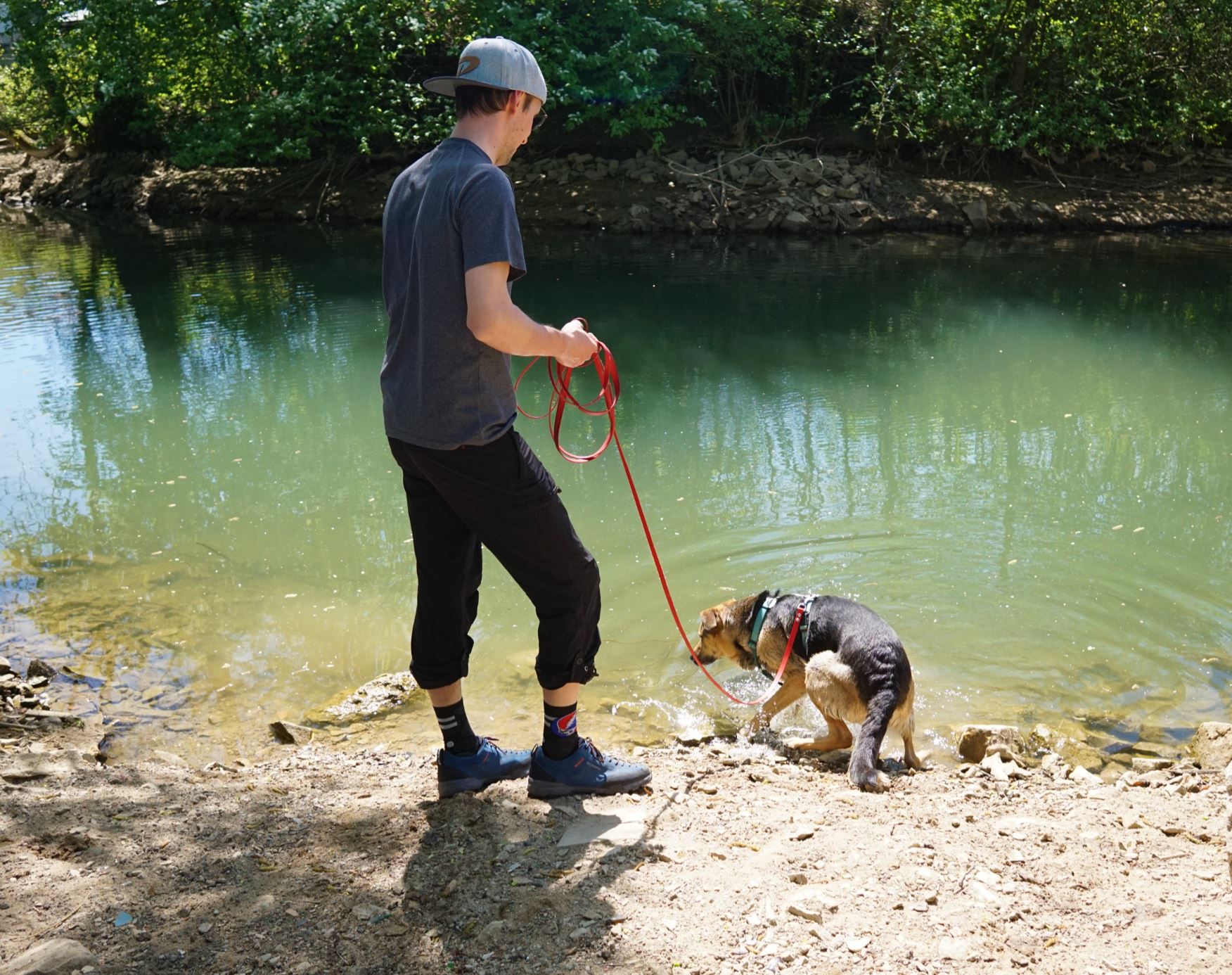mit Hund am Wasser