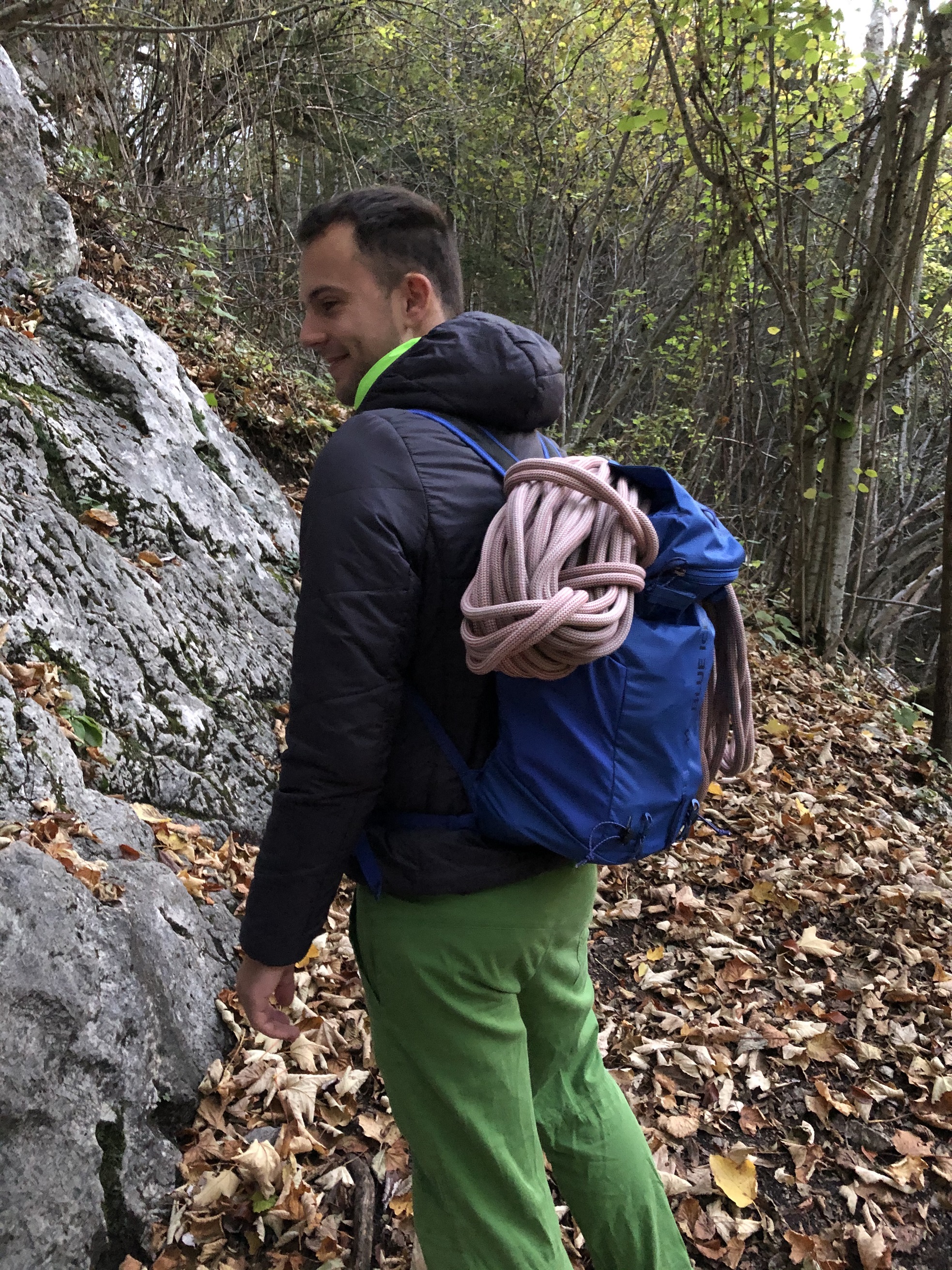 Rucksack mit Seil am Rücken schräg