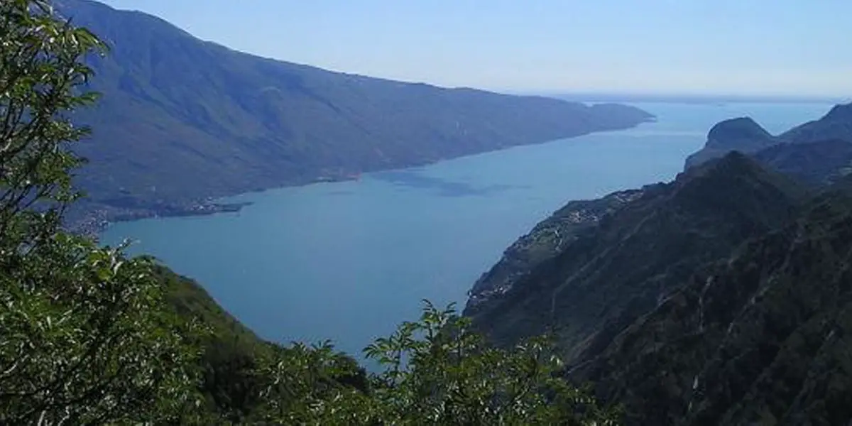 1_Atemberaubende Blicke bieten sich dem Tremalzo-Biker auf den Mountainbike Touren am Ledrosee. 