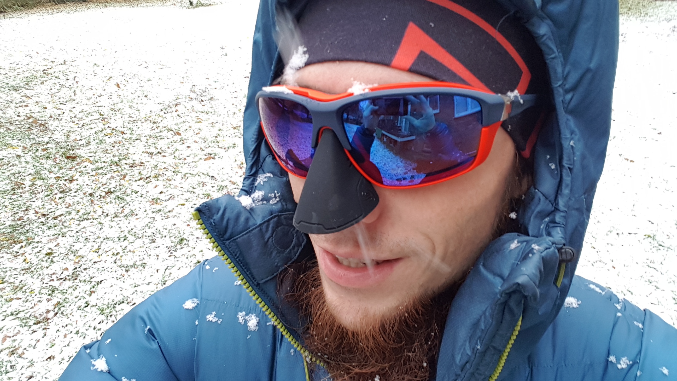 Brille vollständig zusammengesetzt im Schnee