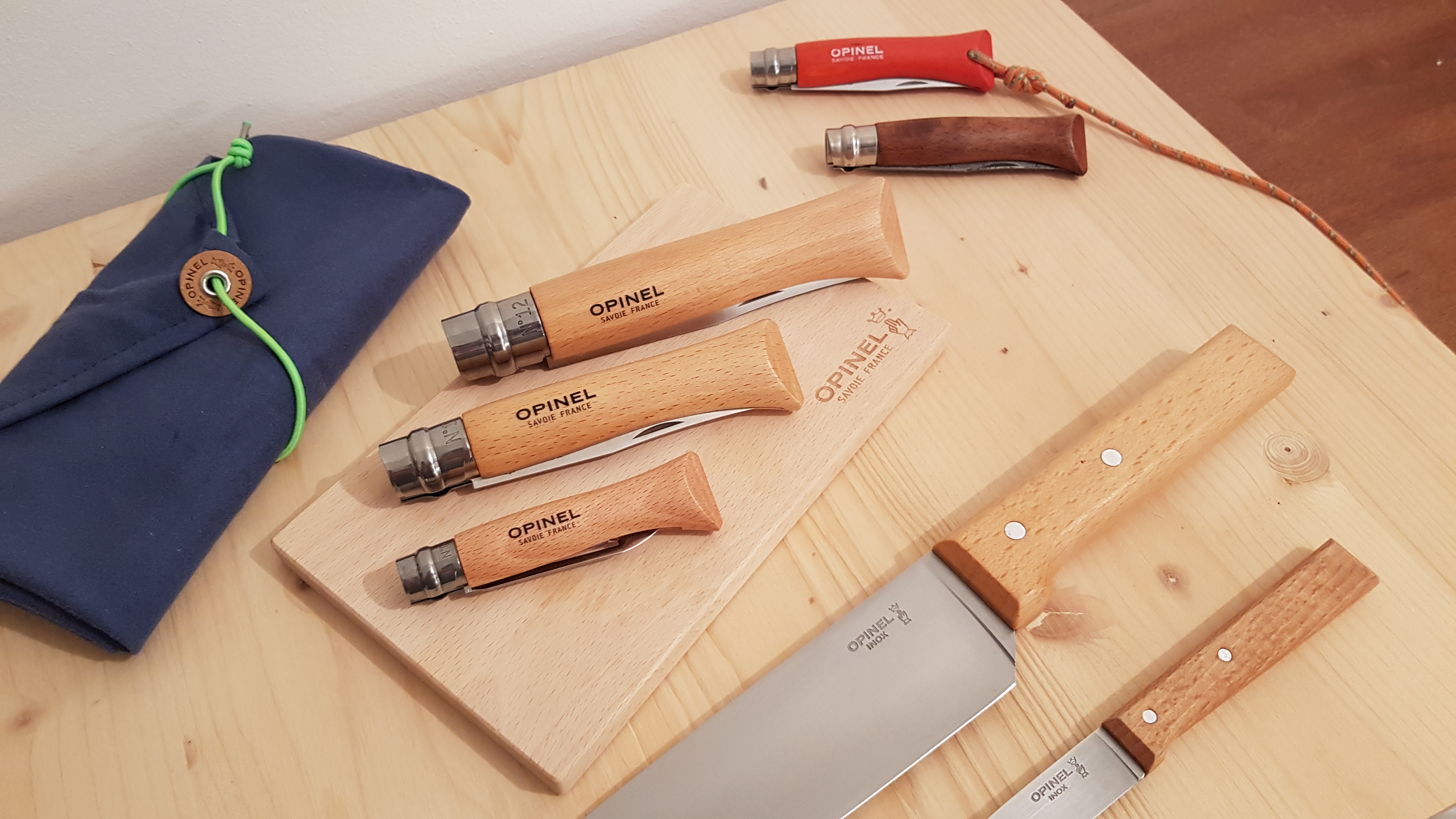 Set zwischen anderen Opinel Taschen- und Küchenmessern