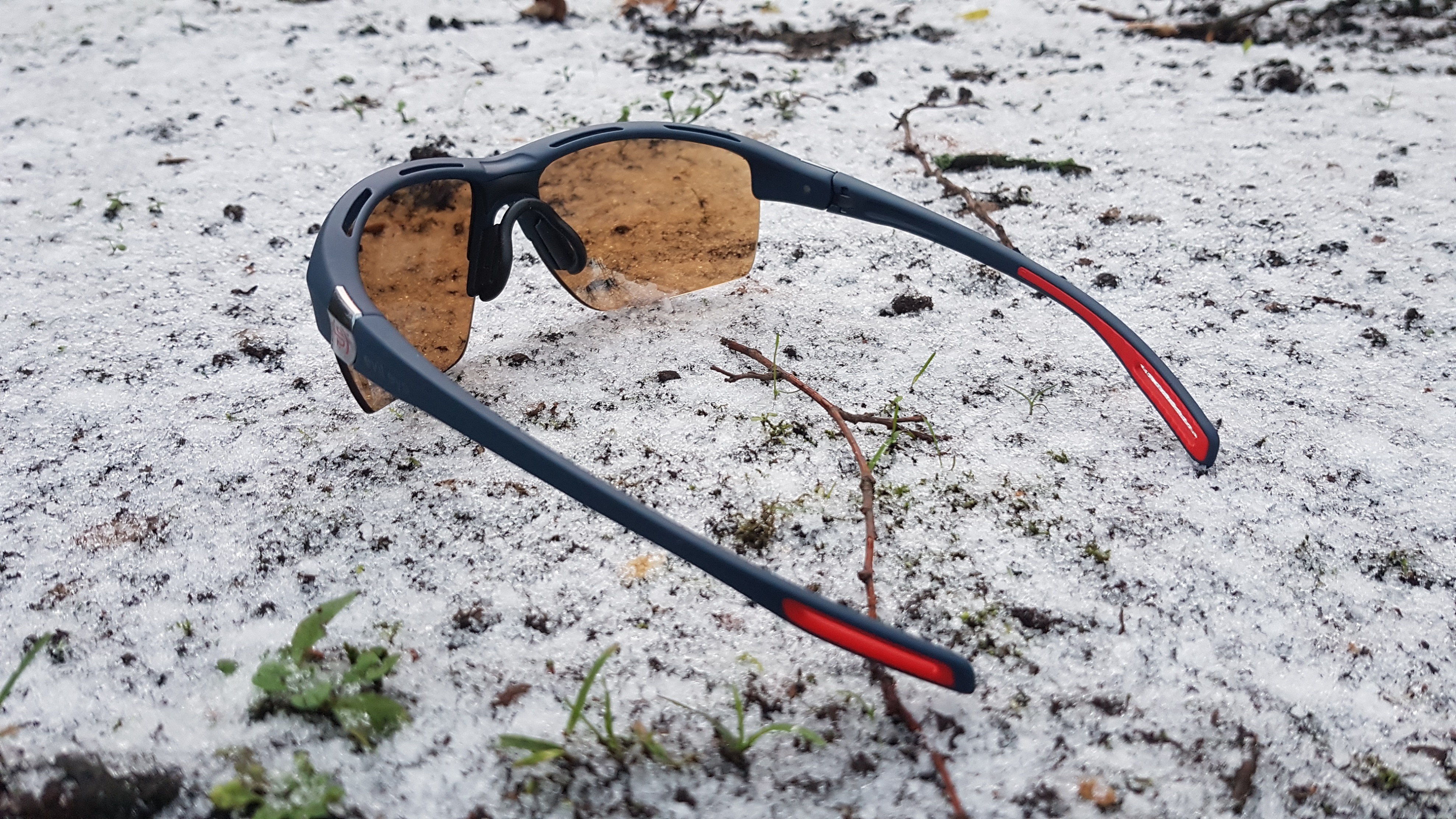 braune Gläser im Kontrast zum Schnee