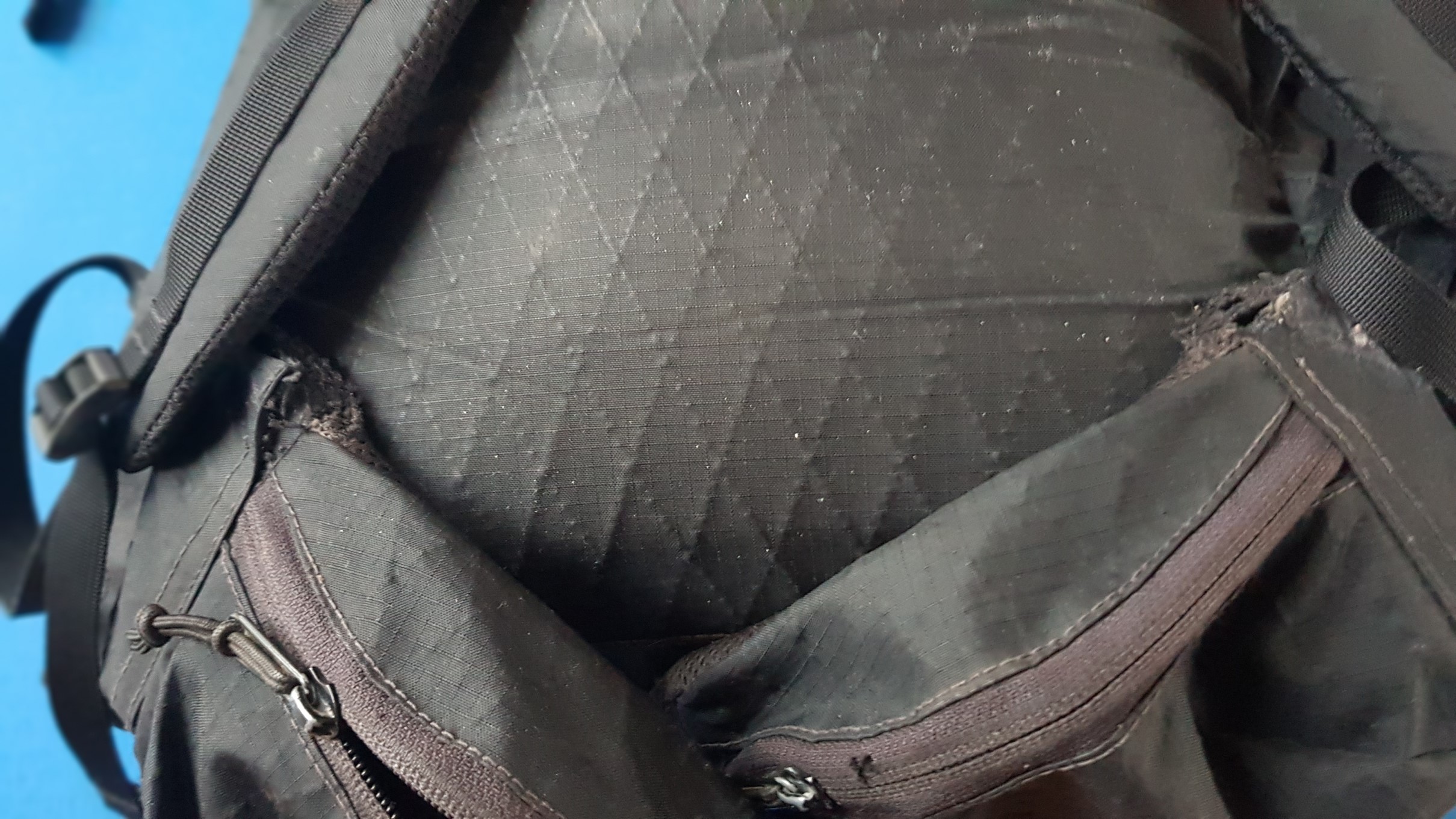 Detail der sich lösenden Nähte am Hüftgurt