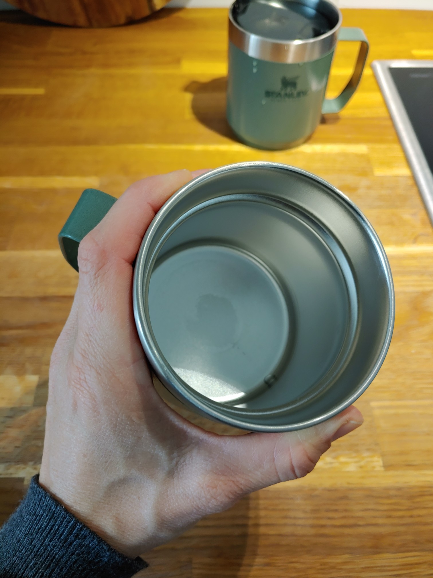 Becher in der Hand