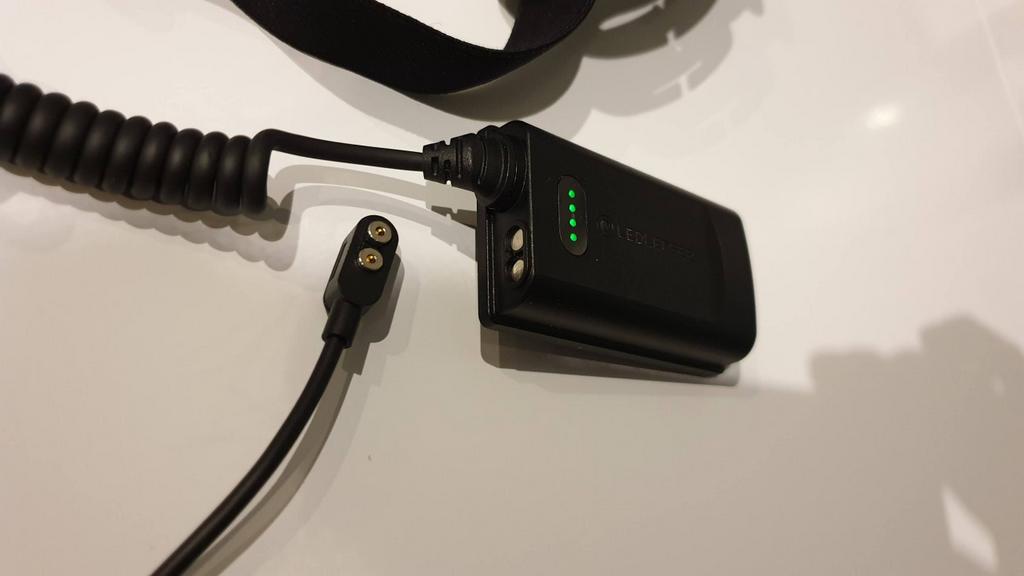 Akku mit Magnetladekabel