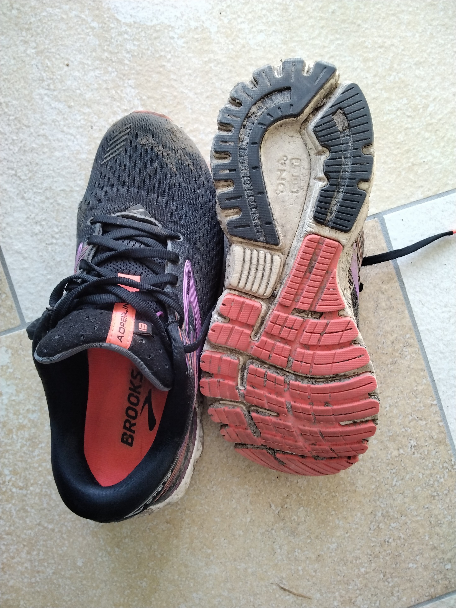 Die Sohle des Brooks Adrenaline GTS 19 bietet im Gelände guten Grip 