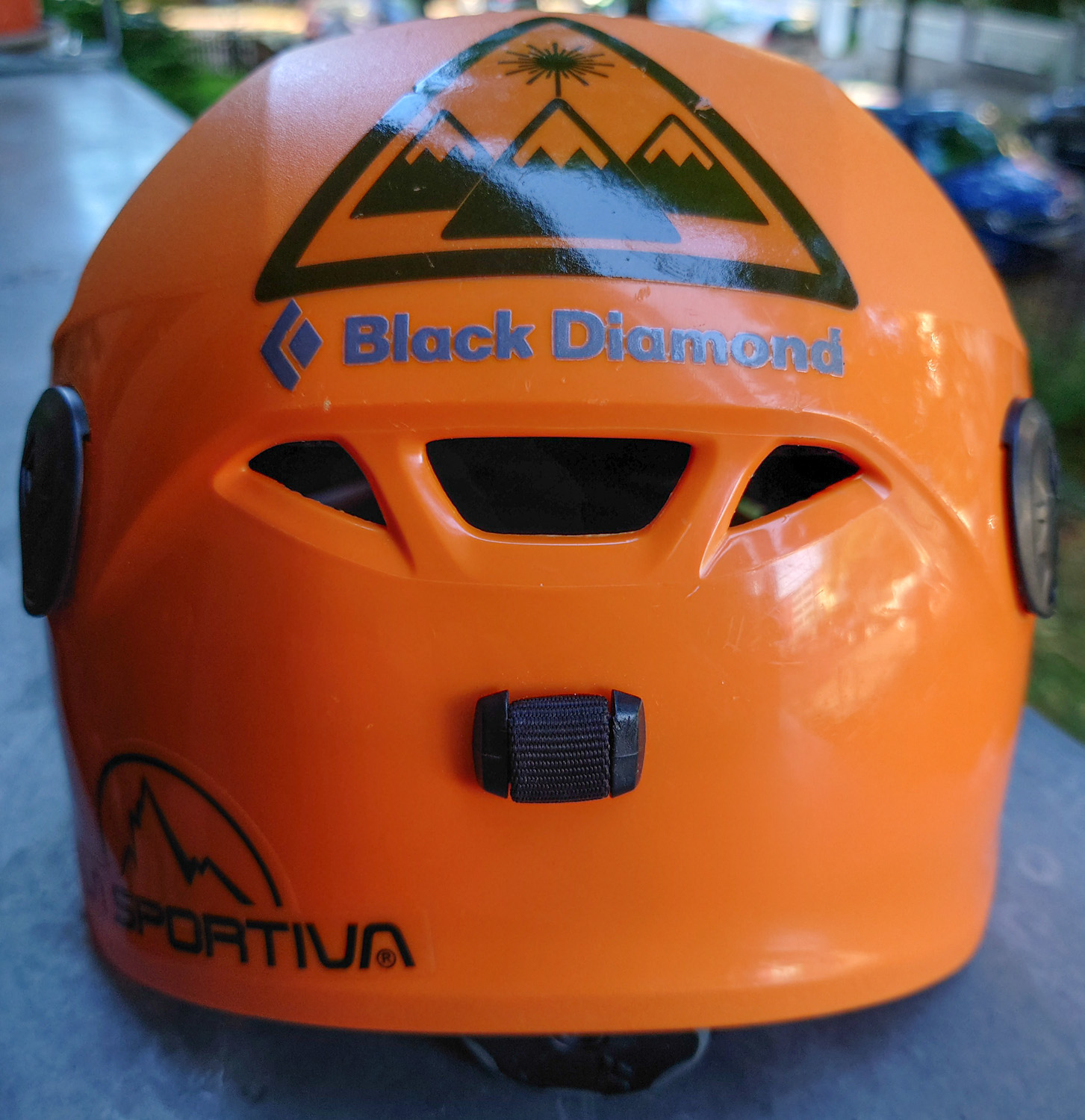 Helm von Hinten