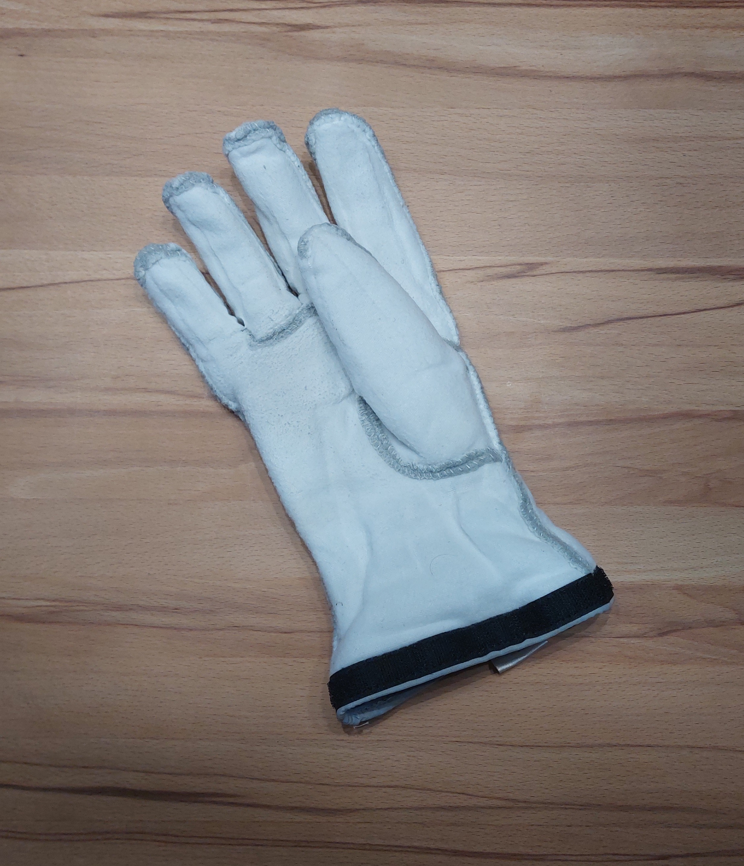 Innenhandschuh aus G-Loft mit Klettverschluss zum Fixieren