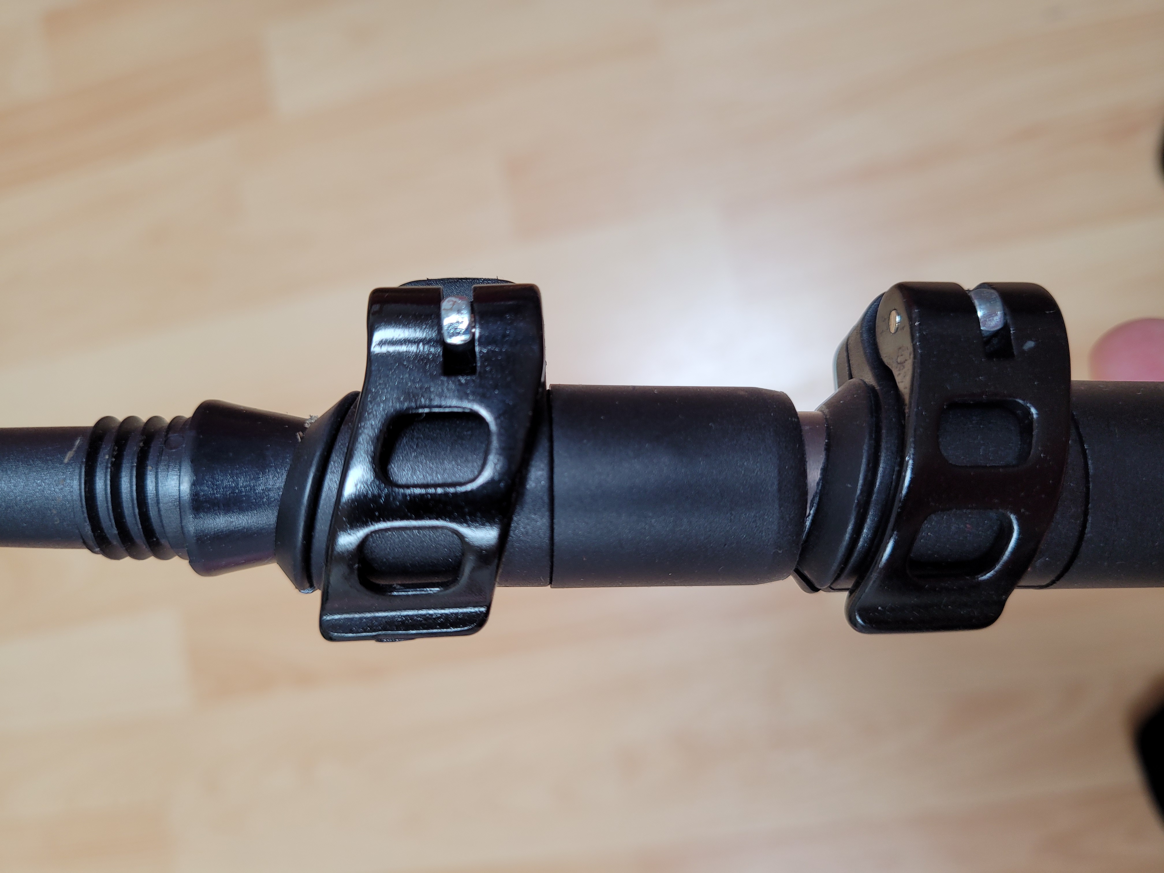 Die beiden Schnallen, welchedie Teleskopstangen fixieren