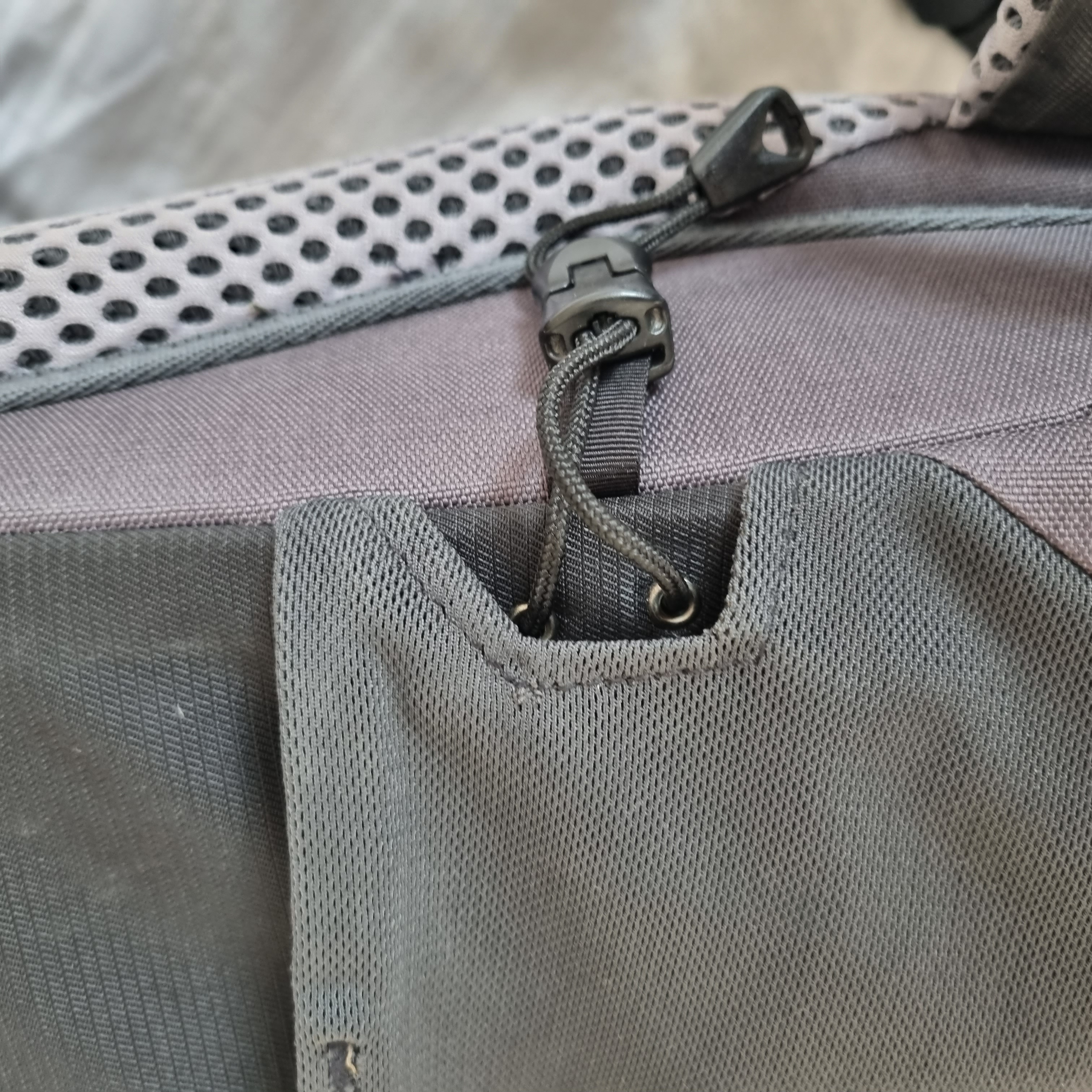 Kompressionsriehmen rechts (etwas versteckt hinter dem Flascheneinschub)