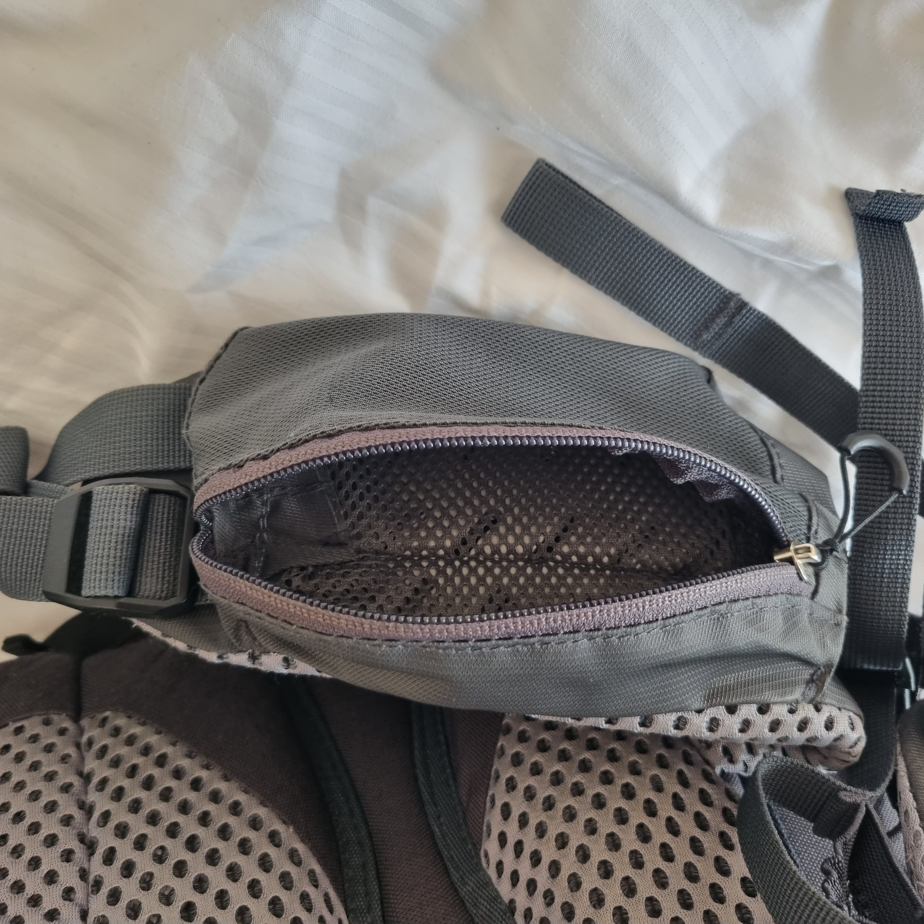 Kleine Hüfttasche (Material ist dahinter gut zu sehen).
