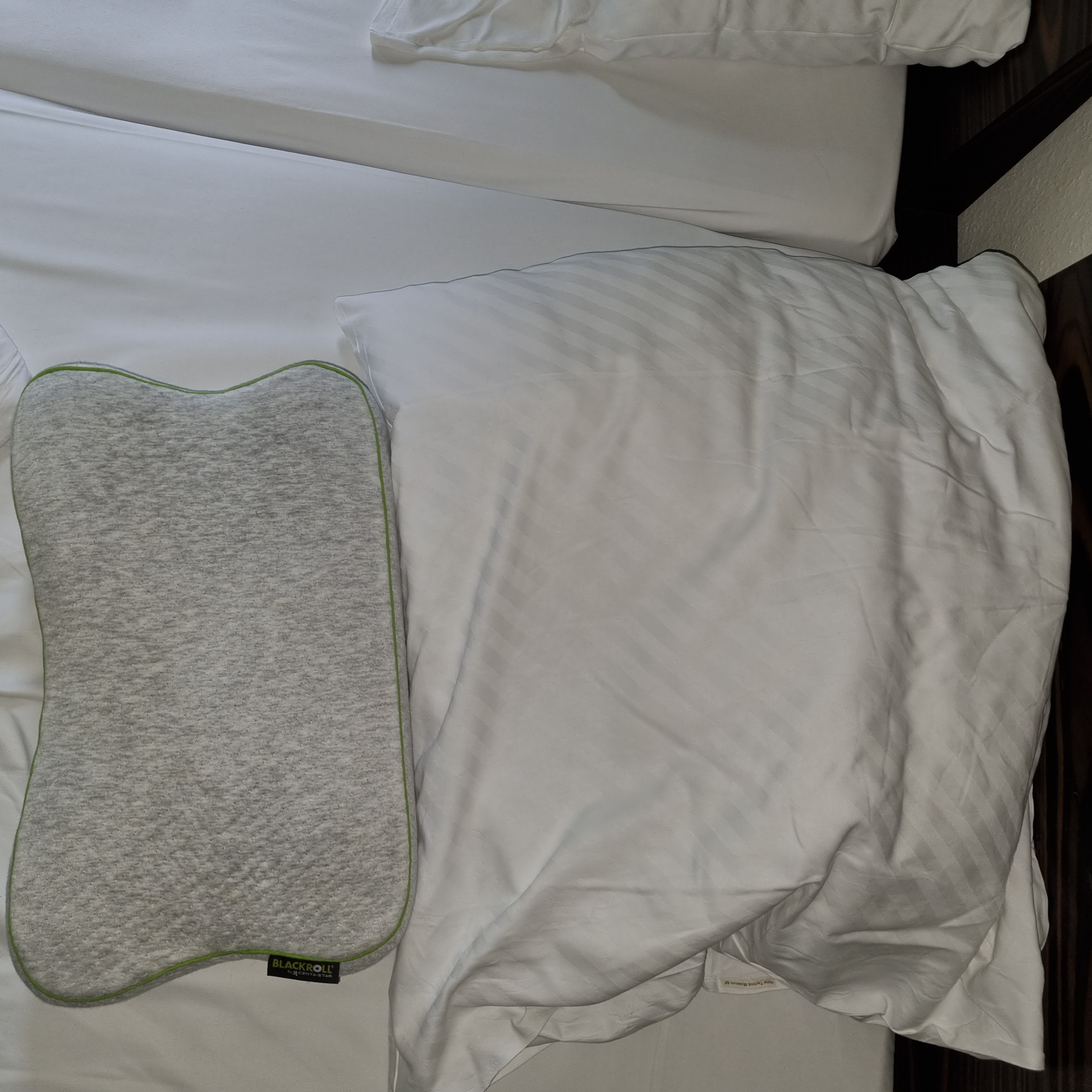 Größenvergleich Blackroll und normales Hotelkissen 
