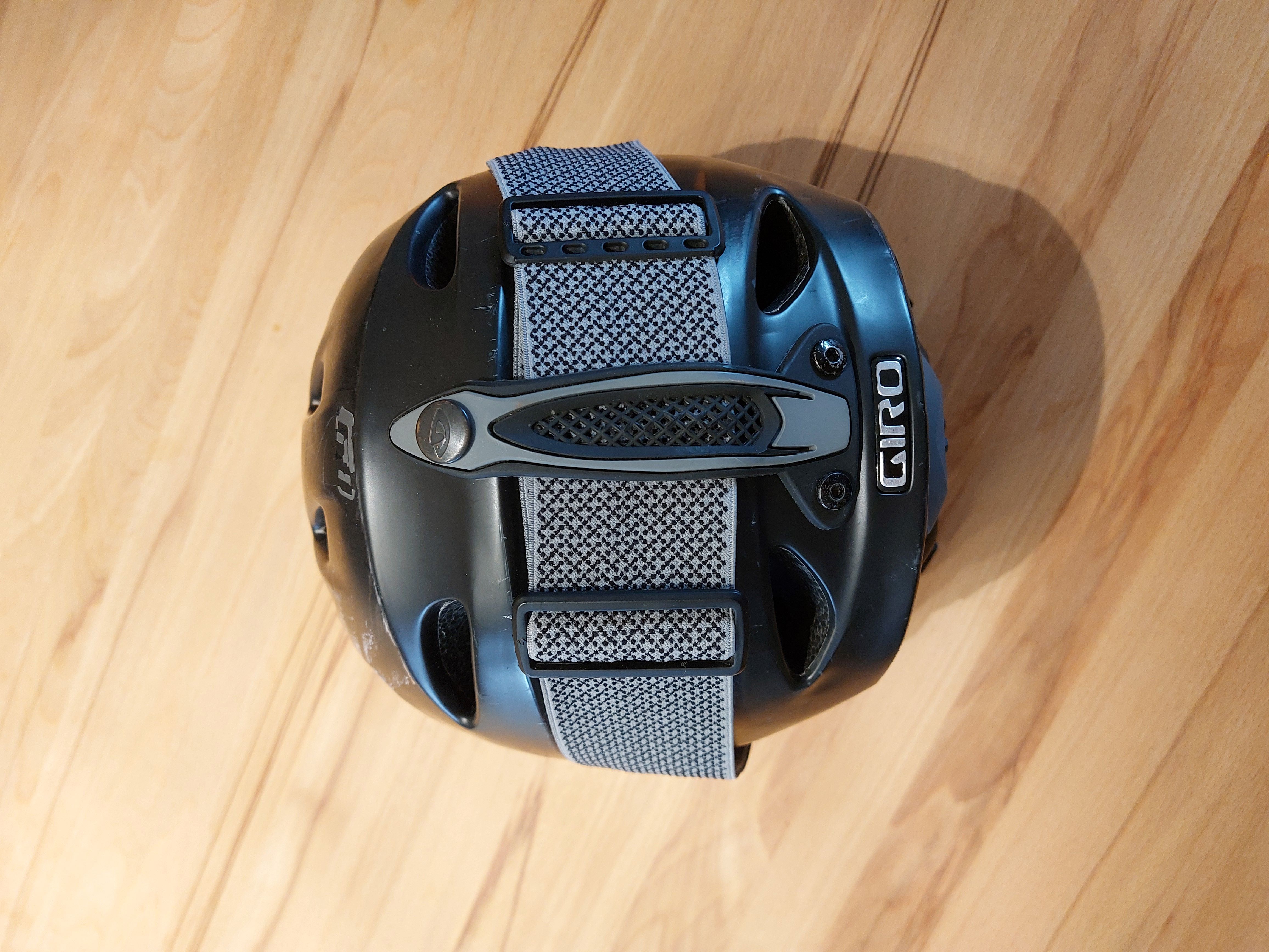 Sitz am Skihelm hinten
