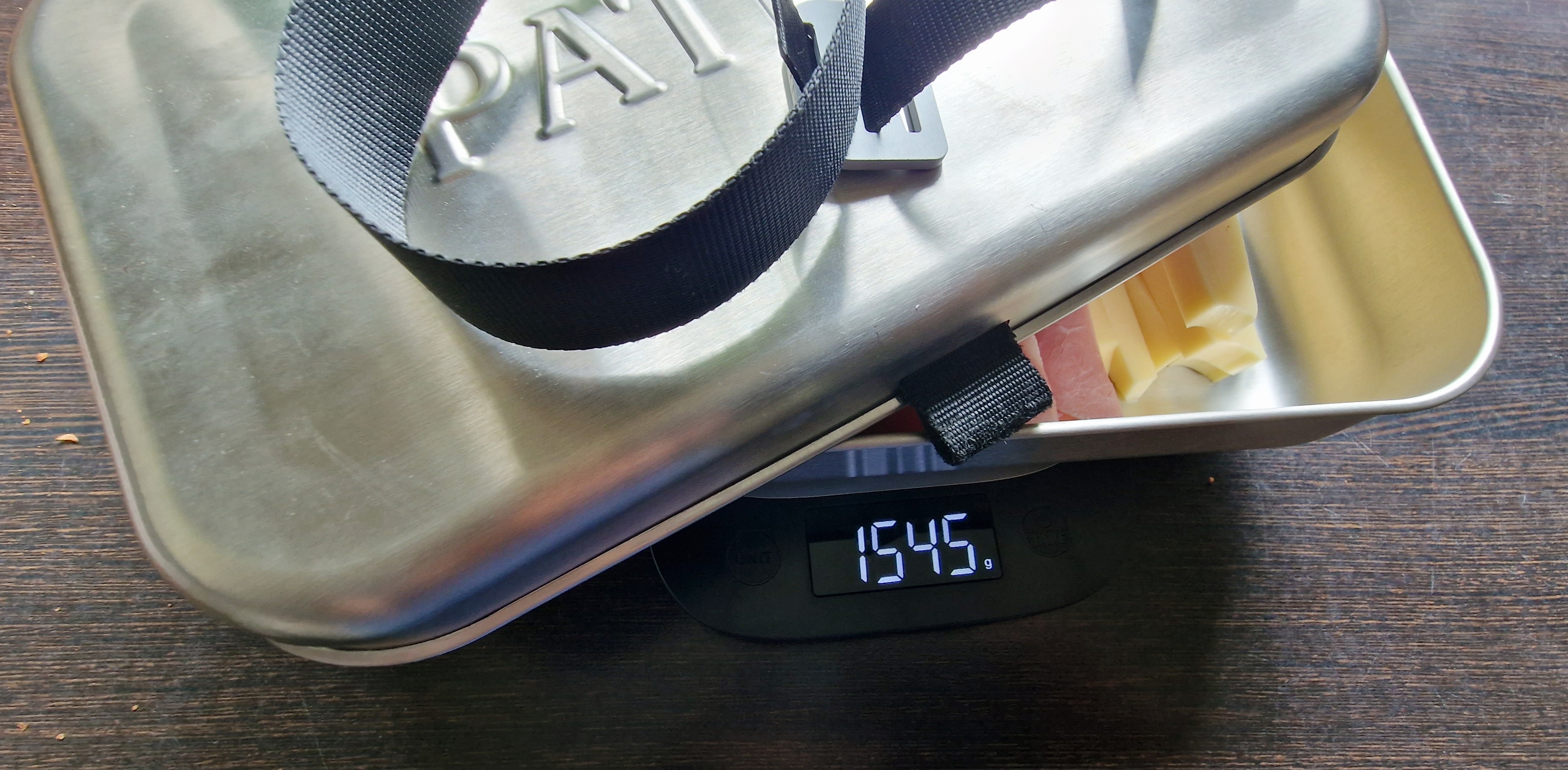 Mit Verpflegung schafft es die Box auf 1554g