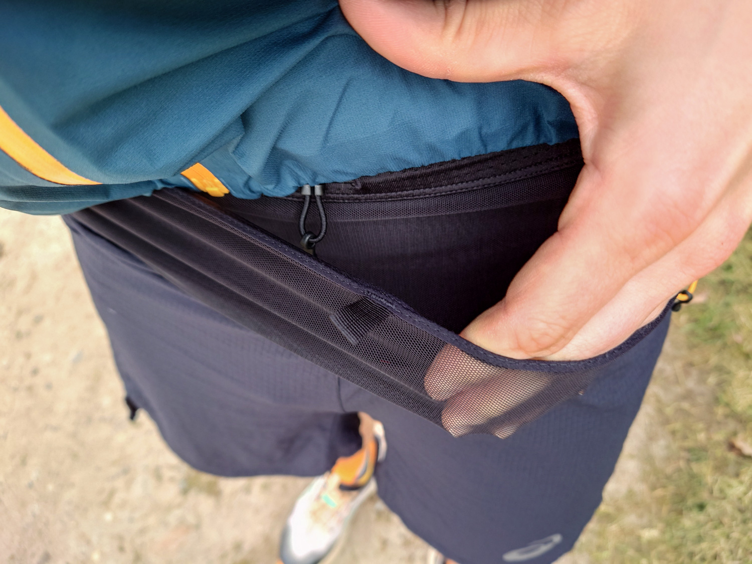 Tasche und Gummizug vorne