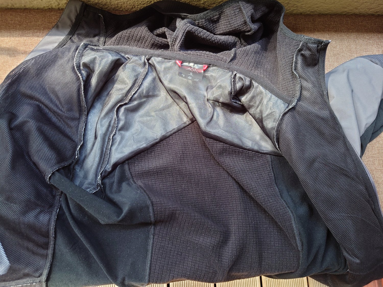 Jacke ausgebreitet