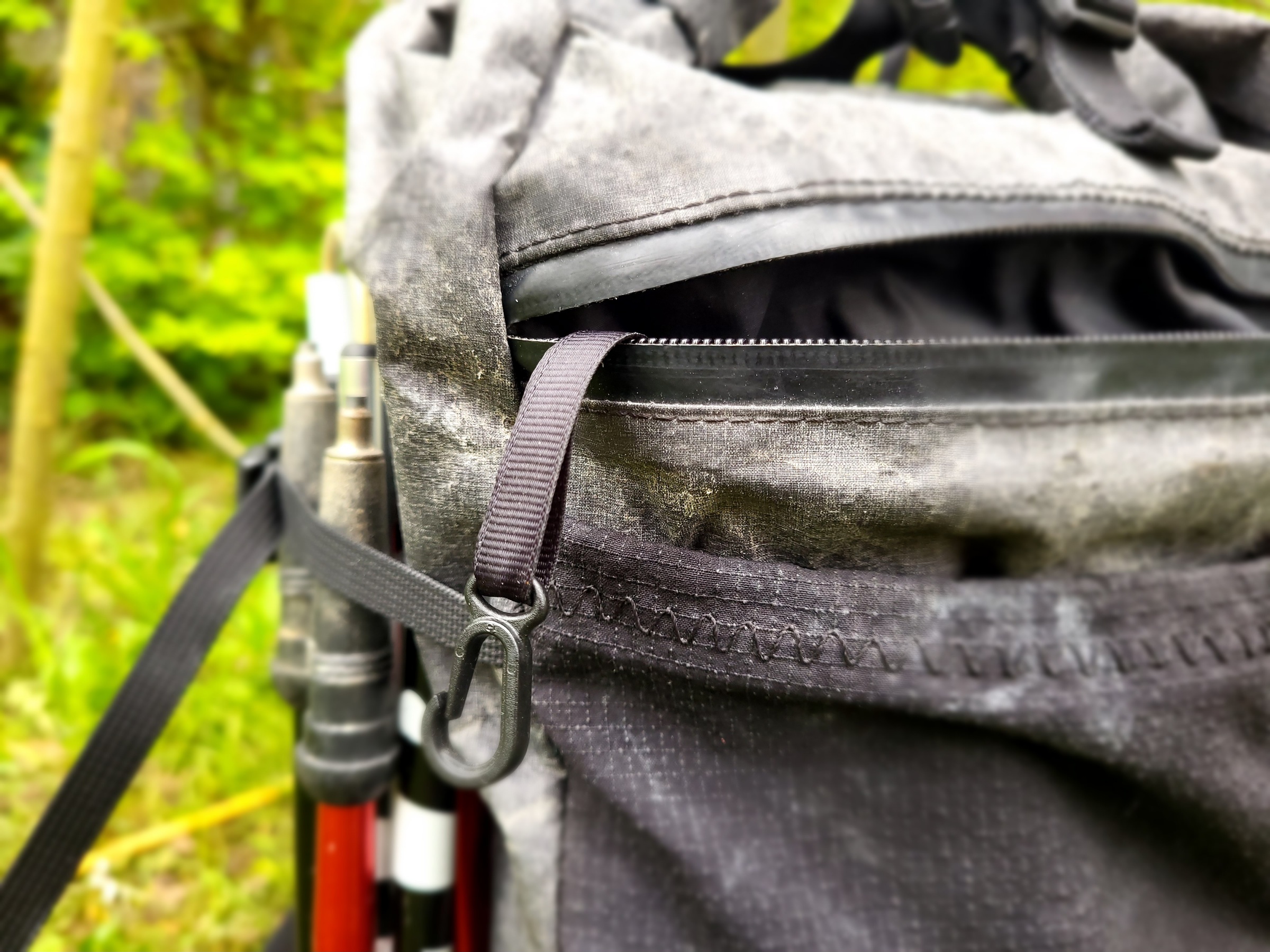 Detail Ansicht Reißverschluss mit Karabiner