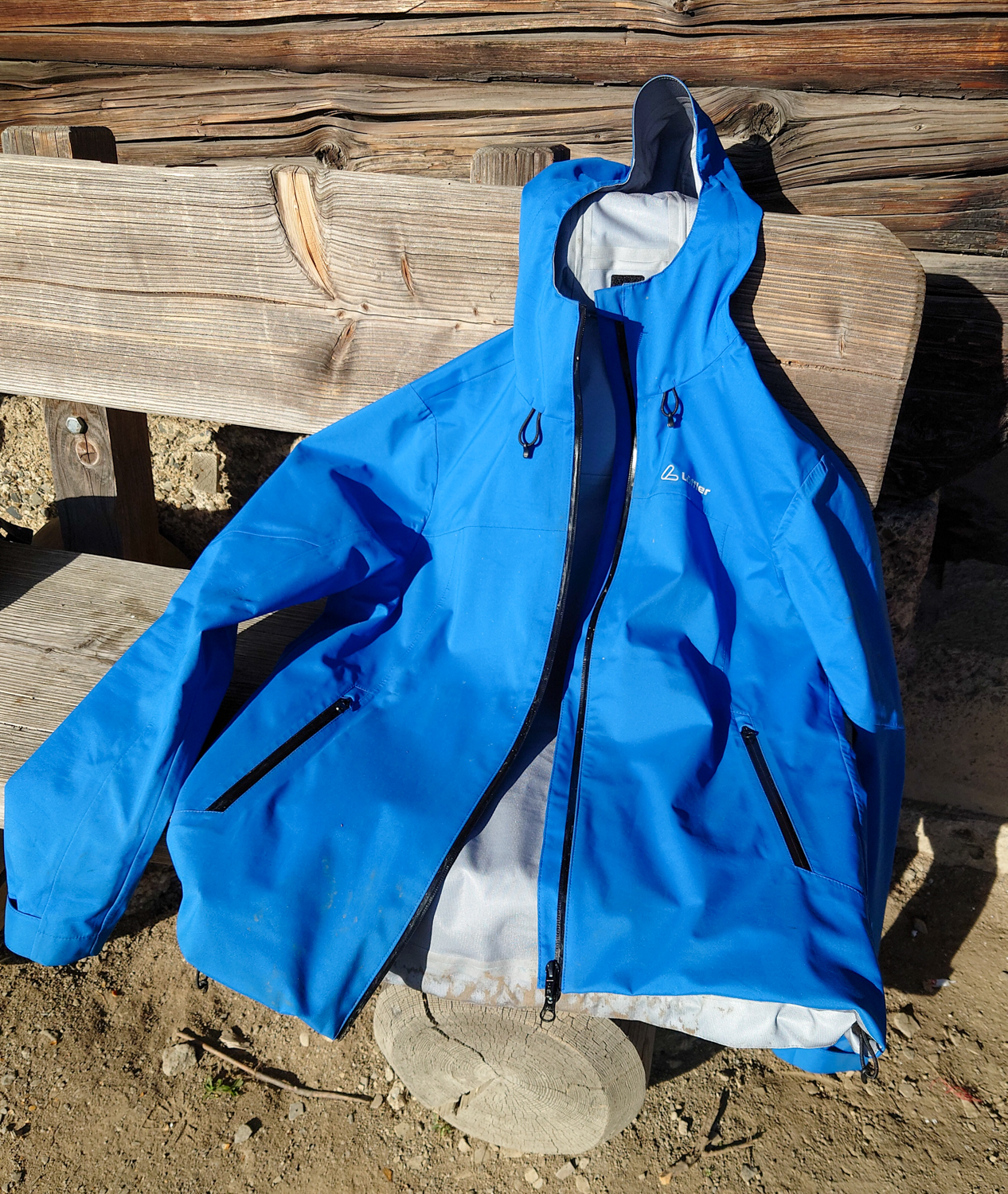 Jacke auf einer Bank