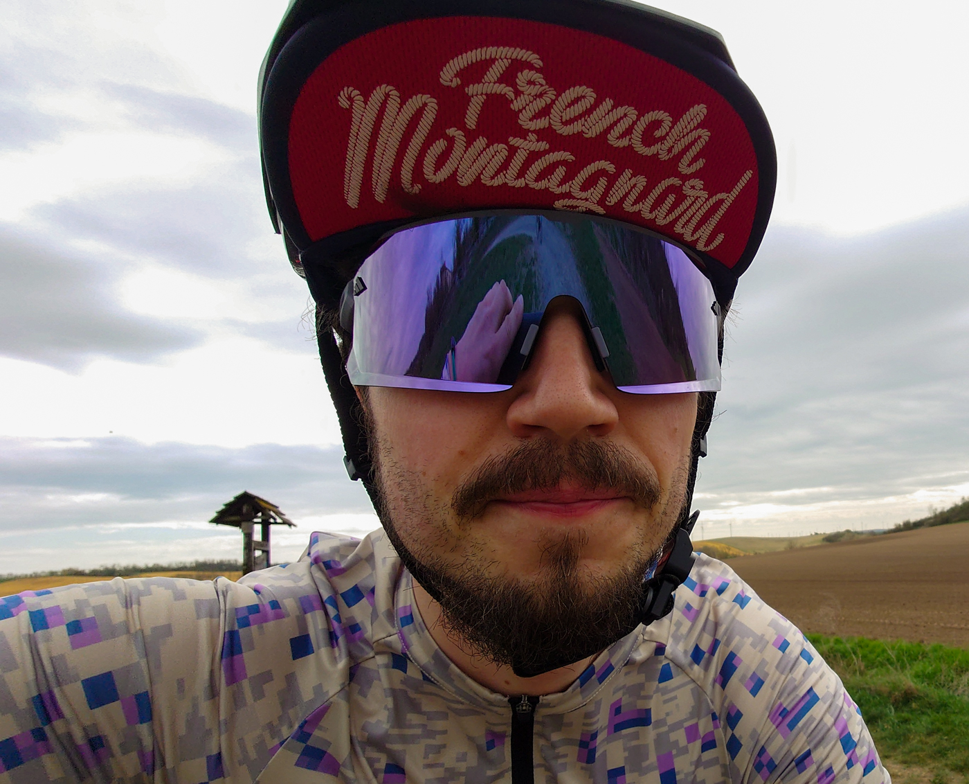 Mit Helm und Cap