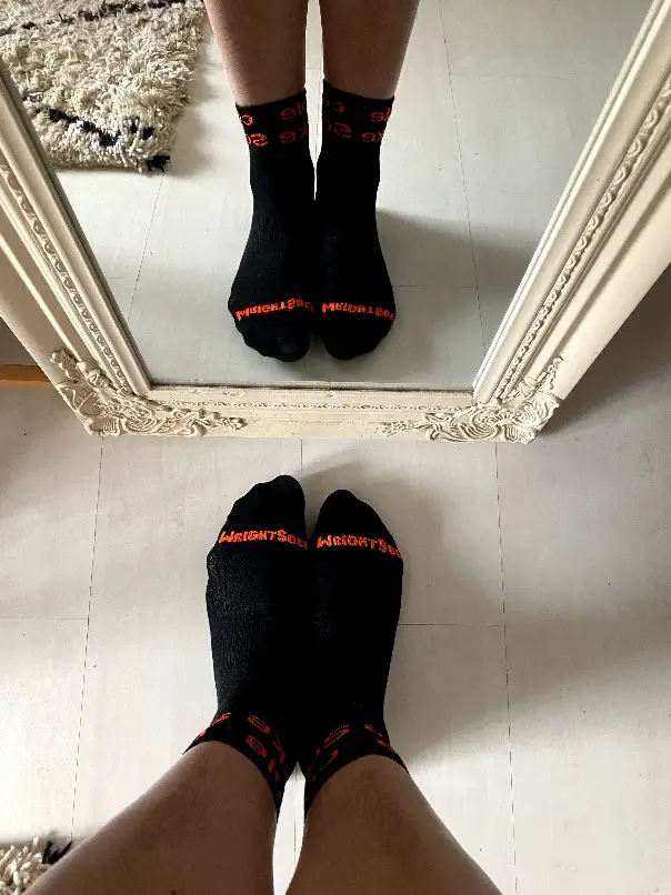 Verwechslungen der Seiten ist egal. Die Socken sind an beiden Füßen gleich genäht.