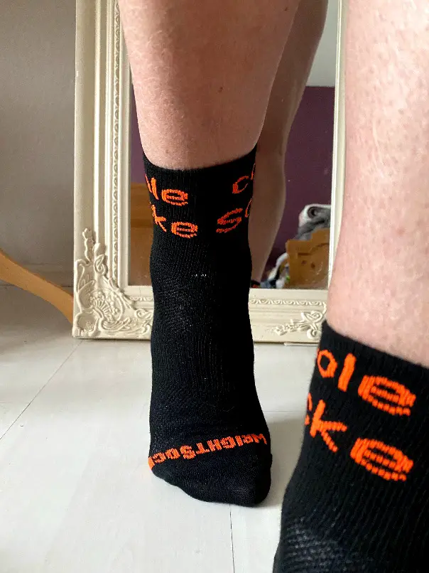 Die knöchelhohe "Coole Socke" passt perfekt zu knöchelhohen Wanderstiefeln.