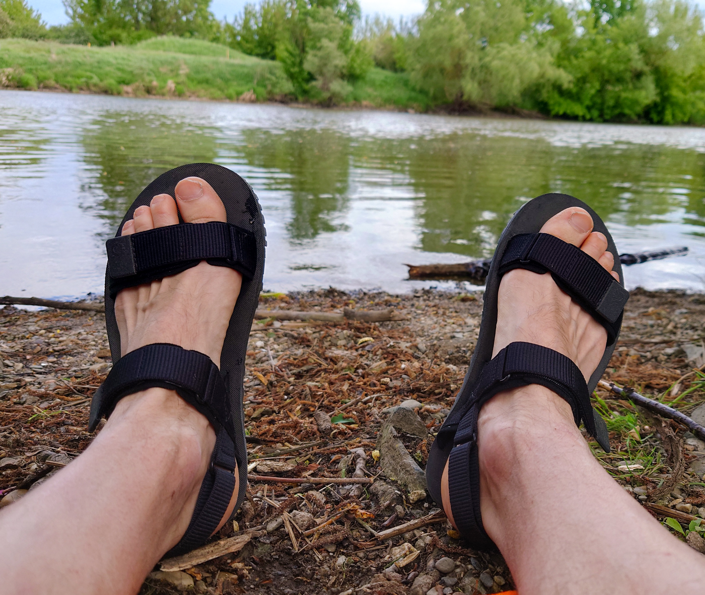 Sandalen am Wasser