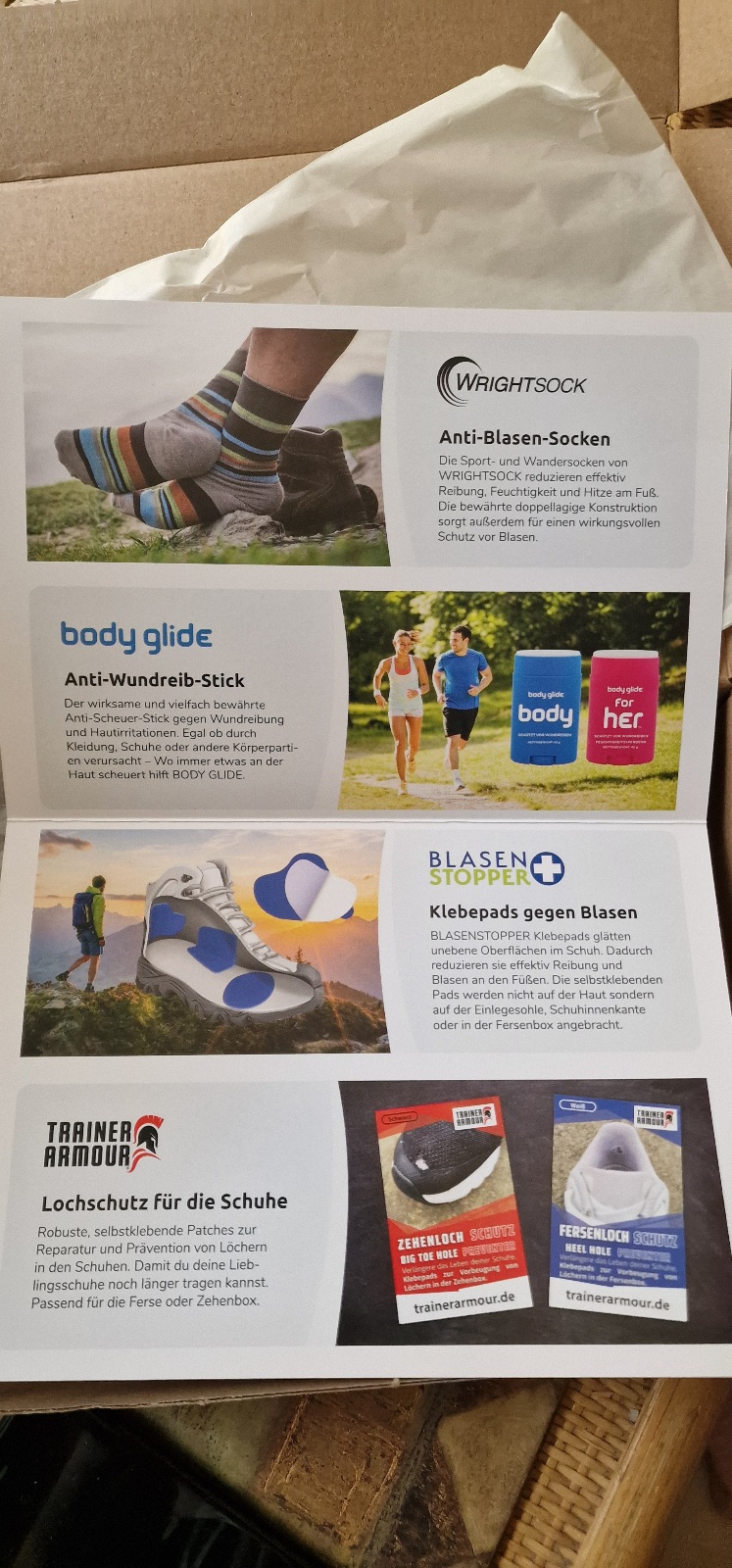 Eine Broschüre von Reibungslos.de war dem Paket beigelegt. Ebenso wie der Produktkatalog von Wrihtsocks von 2024.