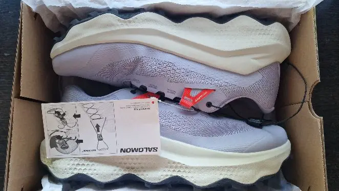 Die Sportschuhe mit dem Versprechen von ganz viel Komfort im Gepäck.