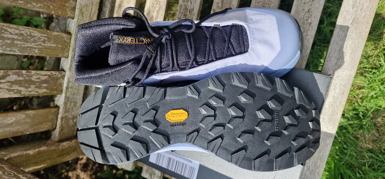 Die Vibram Sohle mit dem sehr guten Profil passt sich an unterschiedlichste Untergründe an und sorgt für optimalen Grip im Gelände