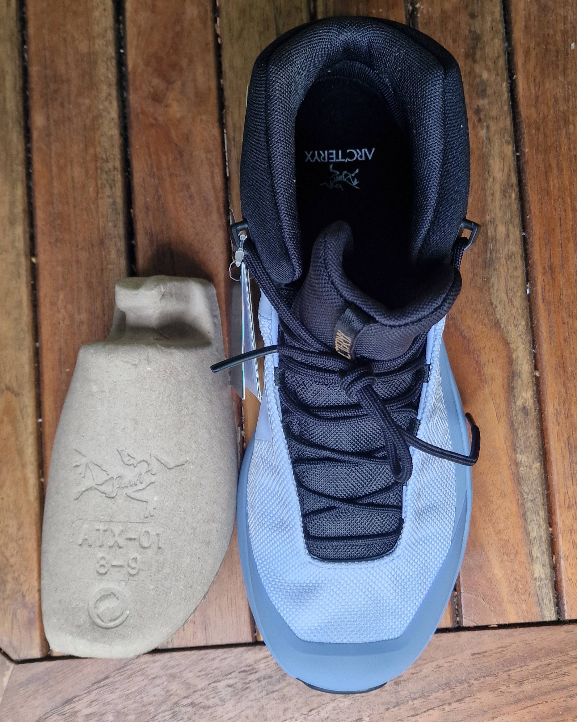 Inklusive Schuhspanner aus Pappe für den Transport