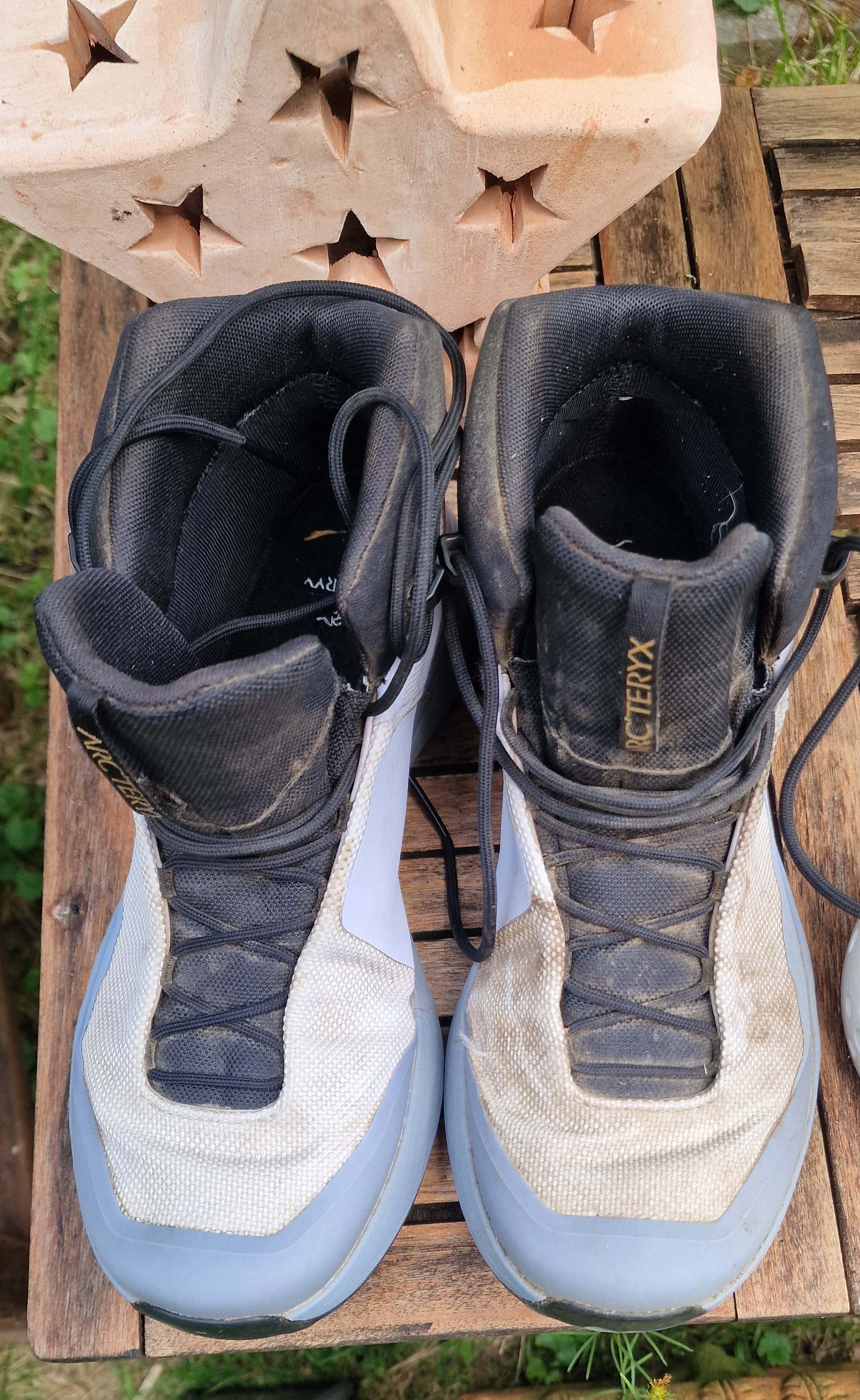 Ich habe den Wanderschuh unter lauwarmen fließendem Wasser ohne Seife und mit einem weichen Lappen die Schuhe gereinigt, nachdem ich sie habe trocknen lassen und im ersten Schritt den losen Schmutz abgebürstet habe. Das Ergebnis war überraschend gut. Besser als ich erwartet habe.  Allerdings blieben Schmutzränder zurück!
