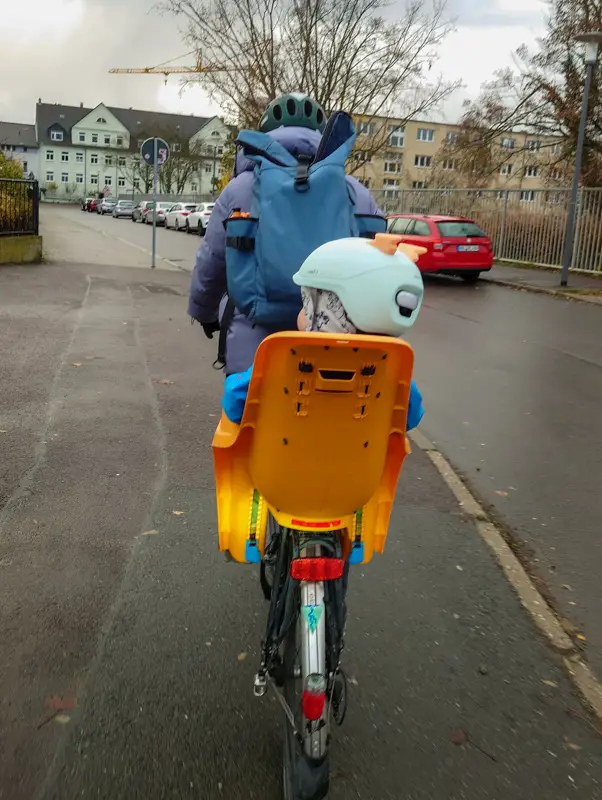 Auf dem Kindersitz