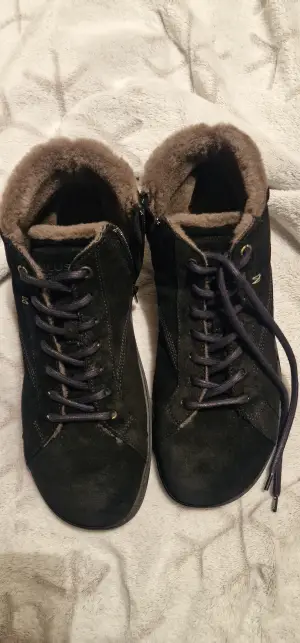 Auf den ersten Blick kein Barfußschuh sondern ein kuscheliger Winterboot.