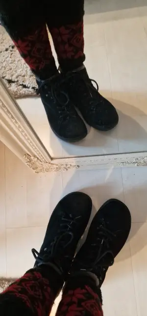Mit dicken Wollsocken passt der Schuh perfekt in Größe 43.