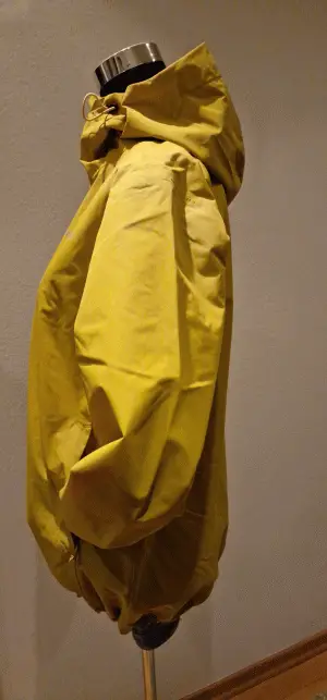 Weite Ärmel bieten Platz für Midlayer.