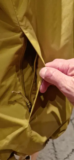 Auch die großzügigen Taschen werden durch Reißverschlüsse gesichert.